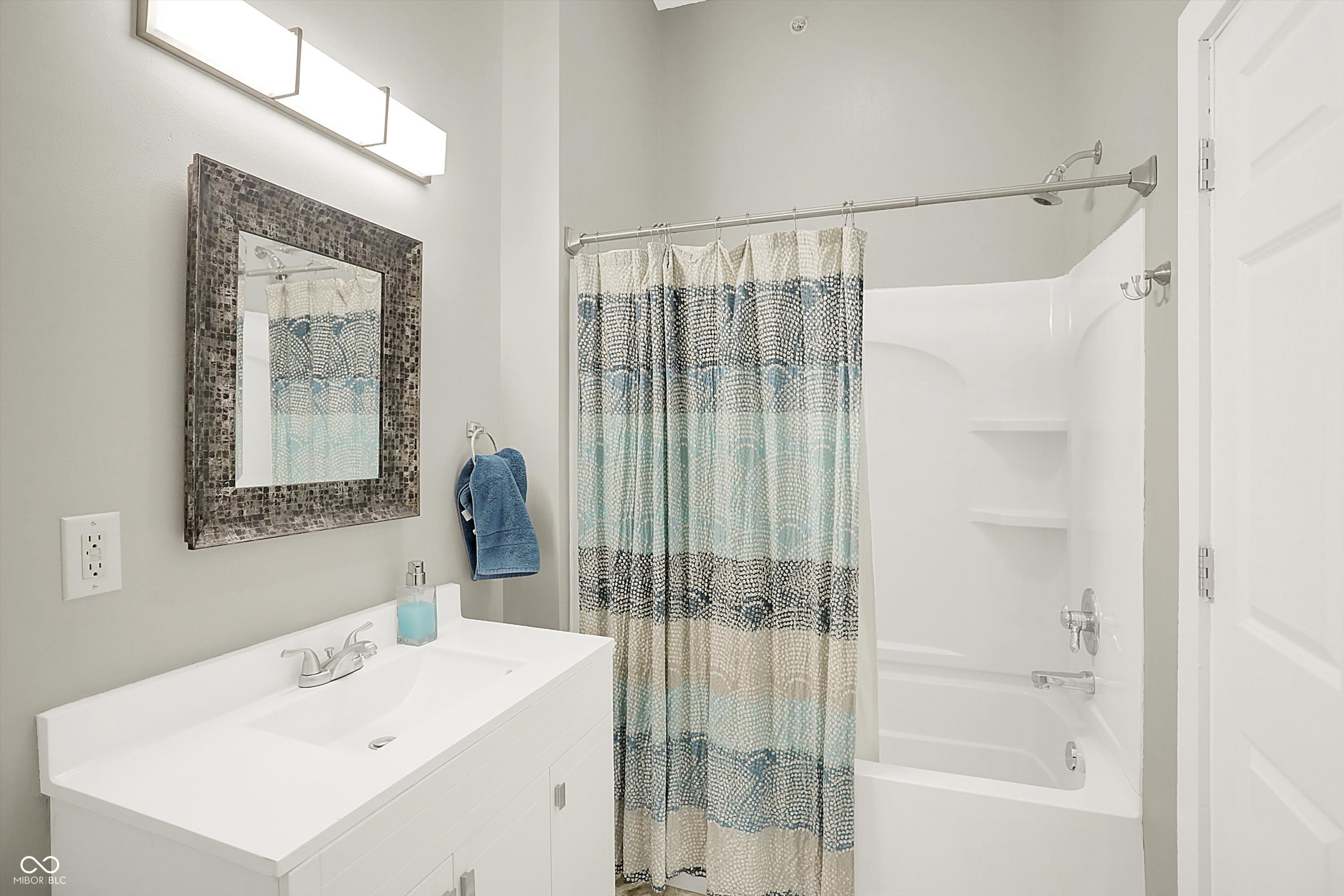 233 E Saint Joseph Street Unit: 3A