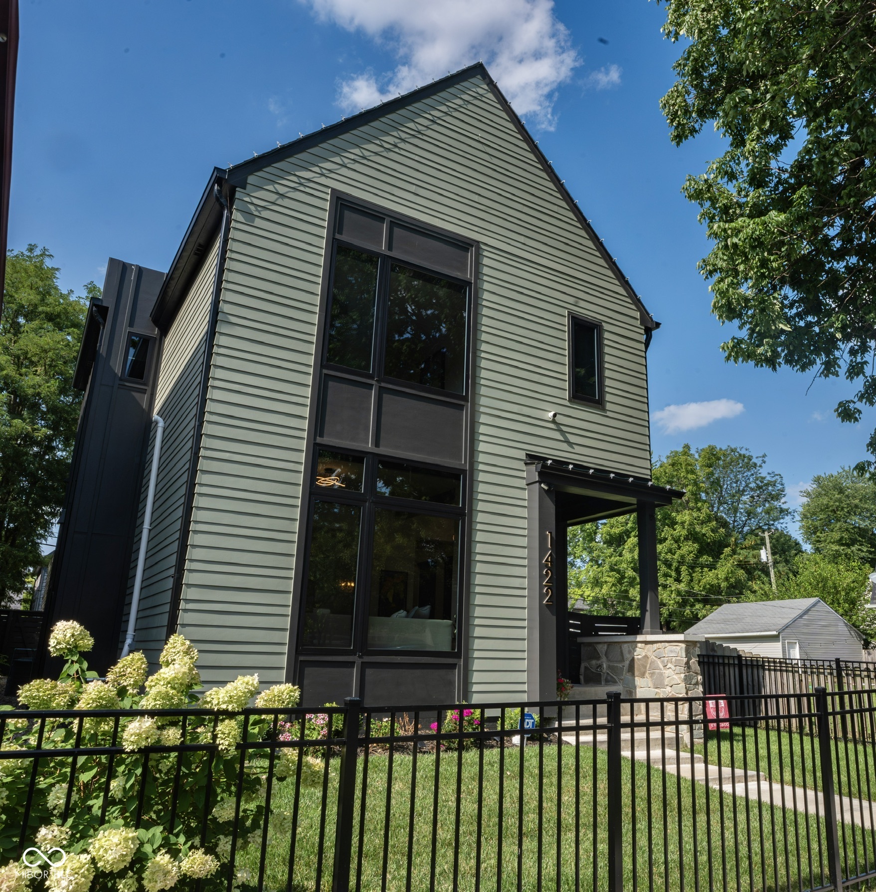 1422 E 10th Street