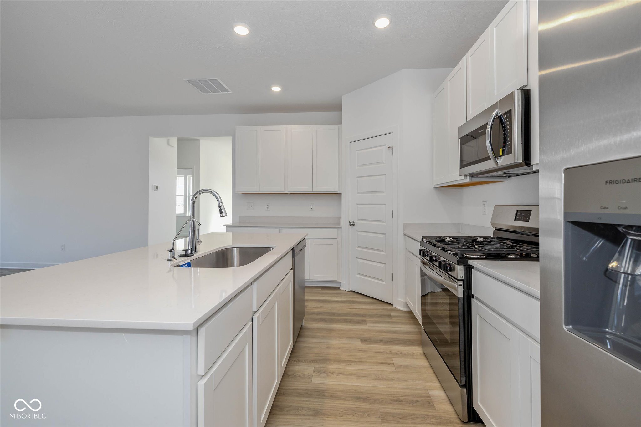 408 Lincoln Circle West