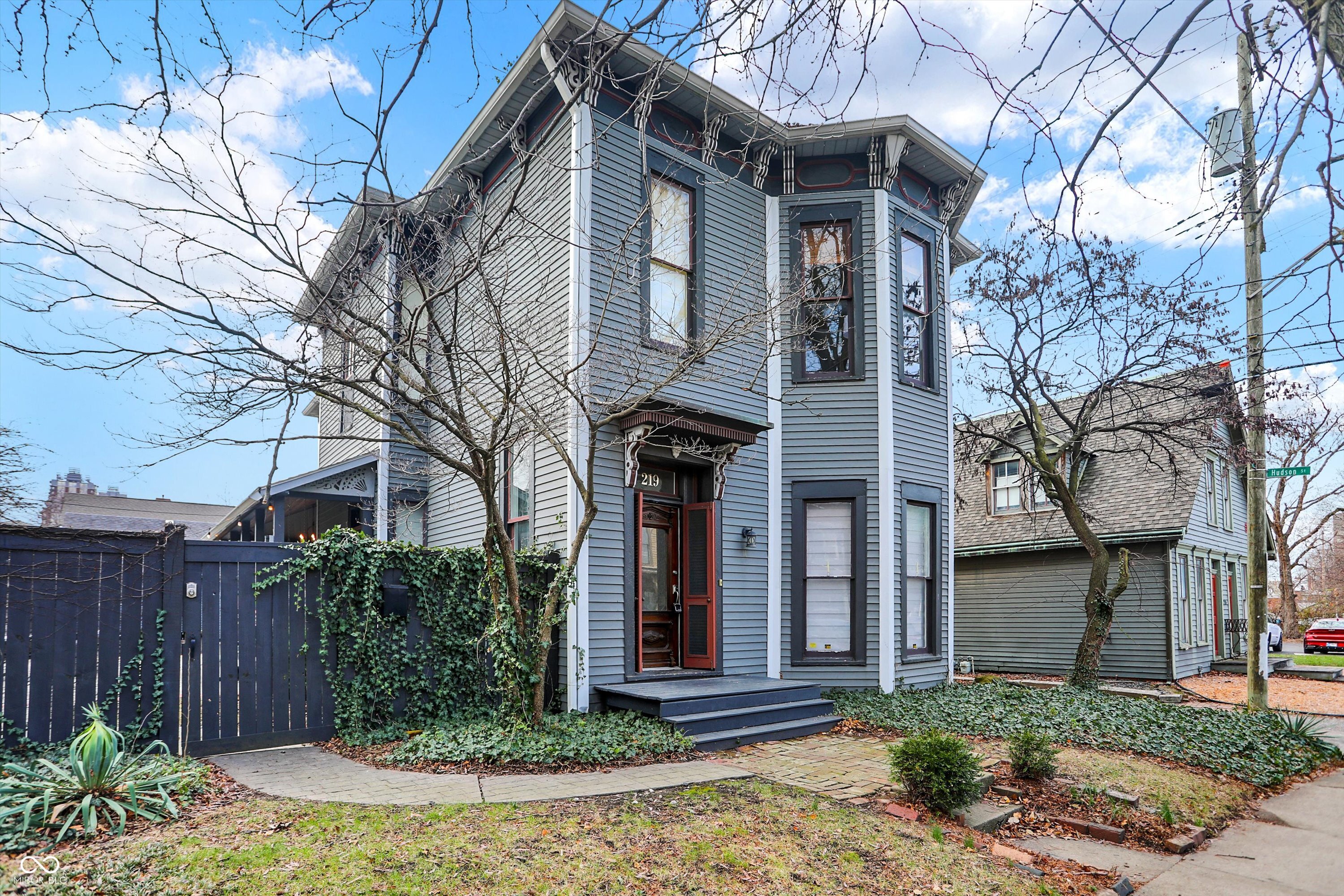 219 E 10th Street