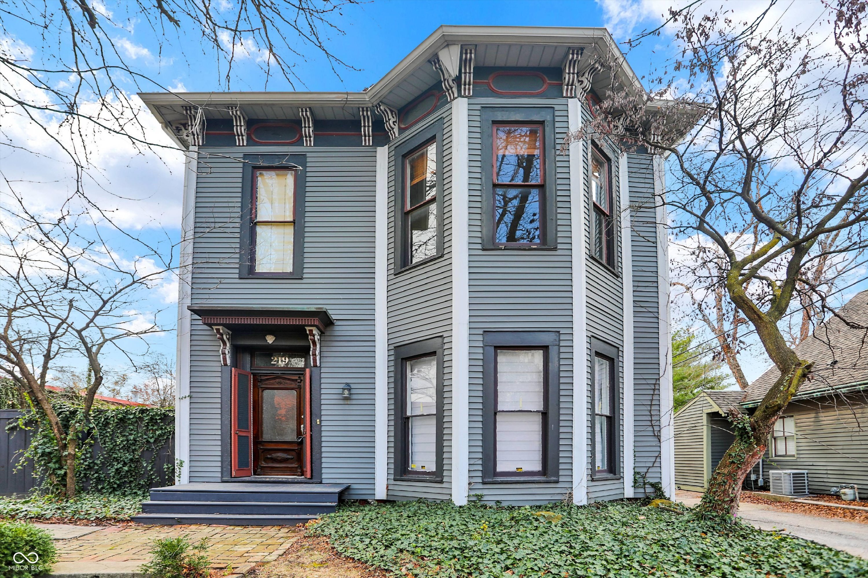 219 E 10th Street