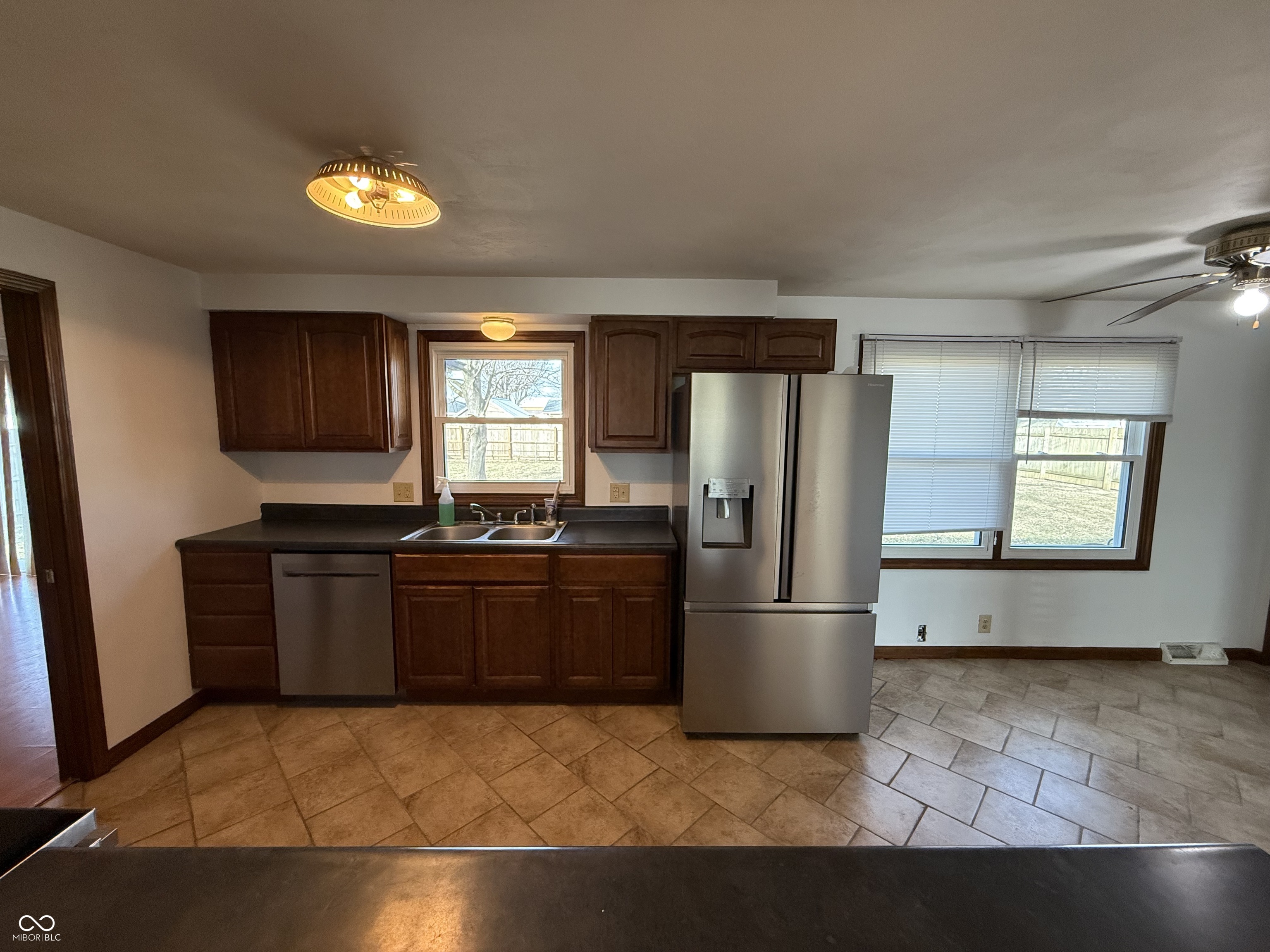806 Country Lane