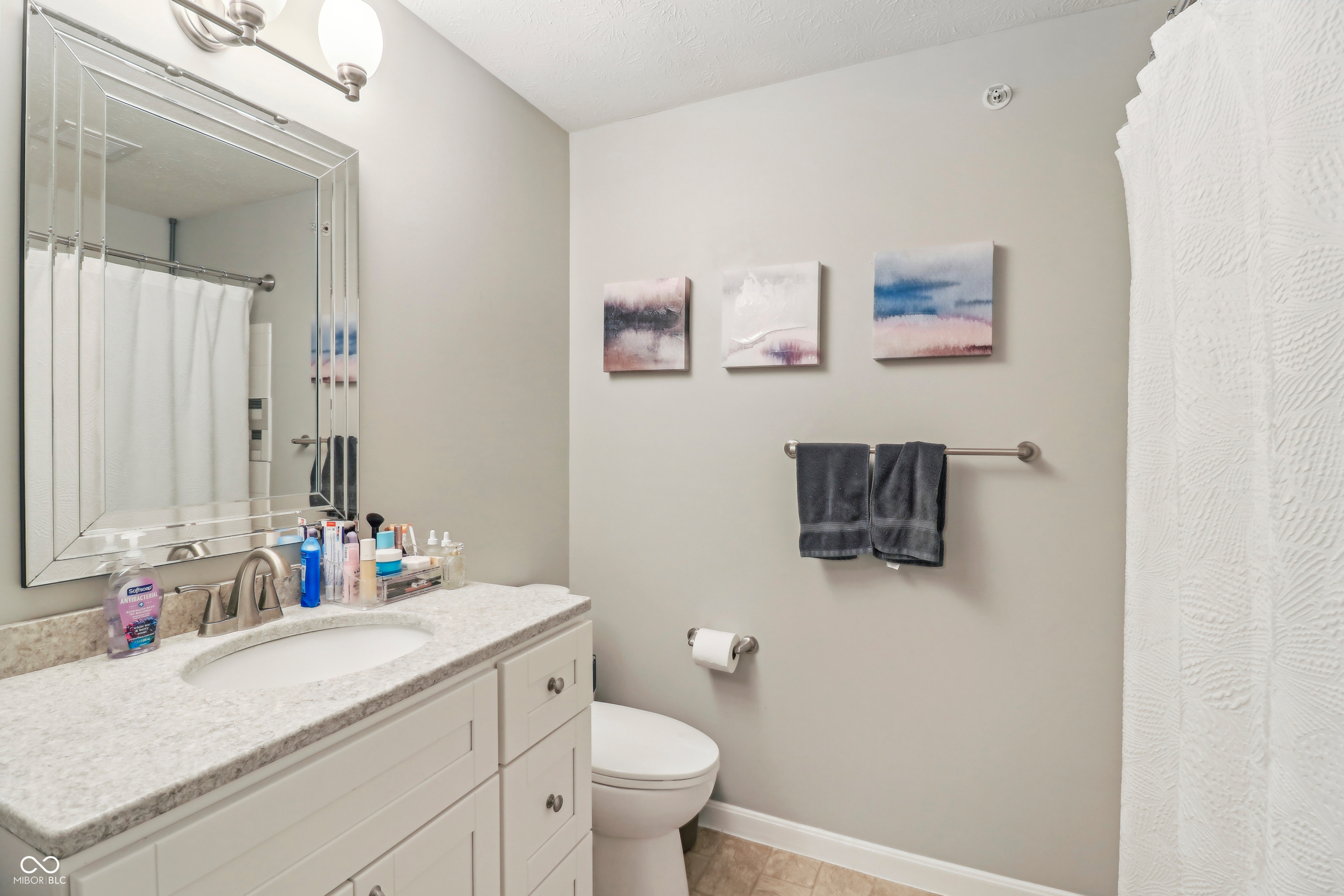 8910 Hunters Creek Drive Unit: 207