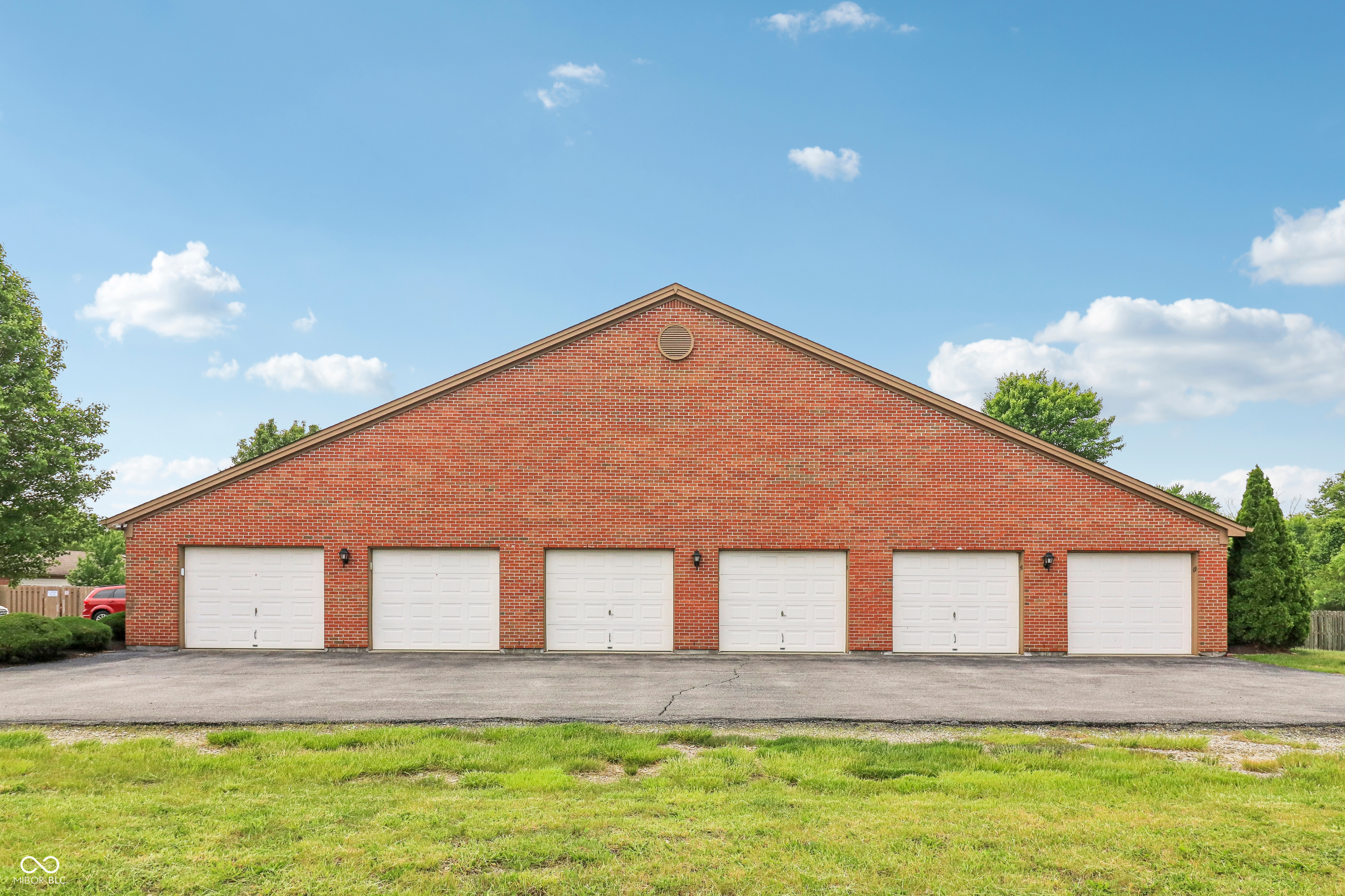 8910 Hunters Creek Drive Unit: 207