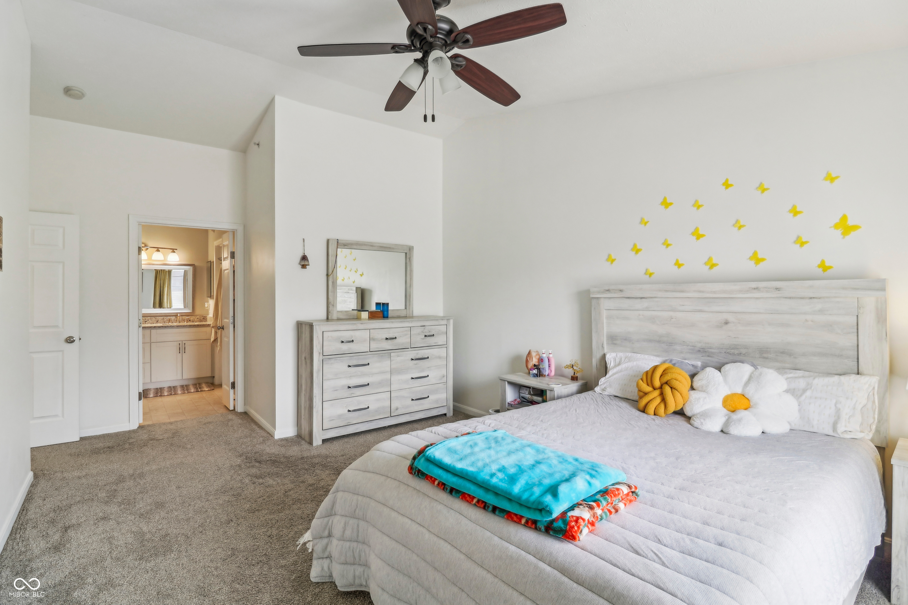 8910 Hunters Creek Drive Unit: 207