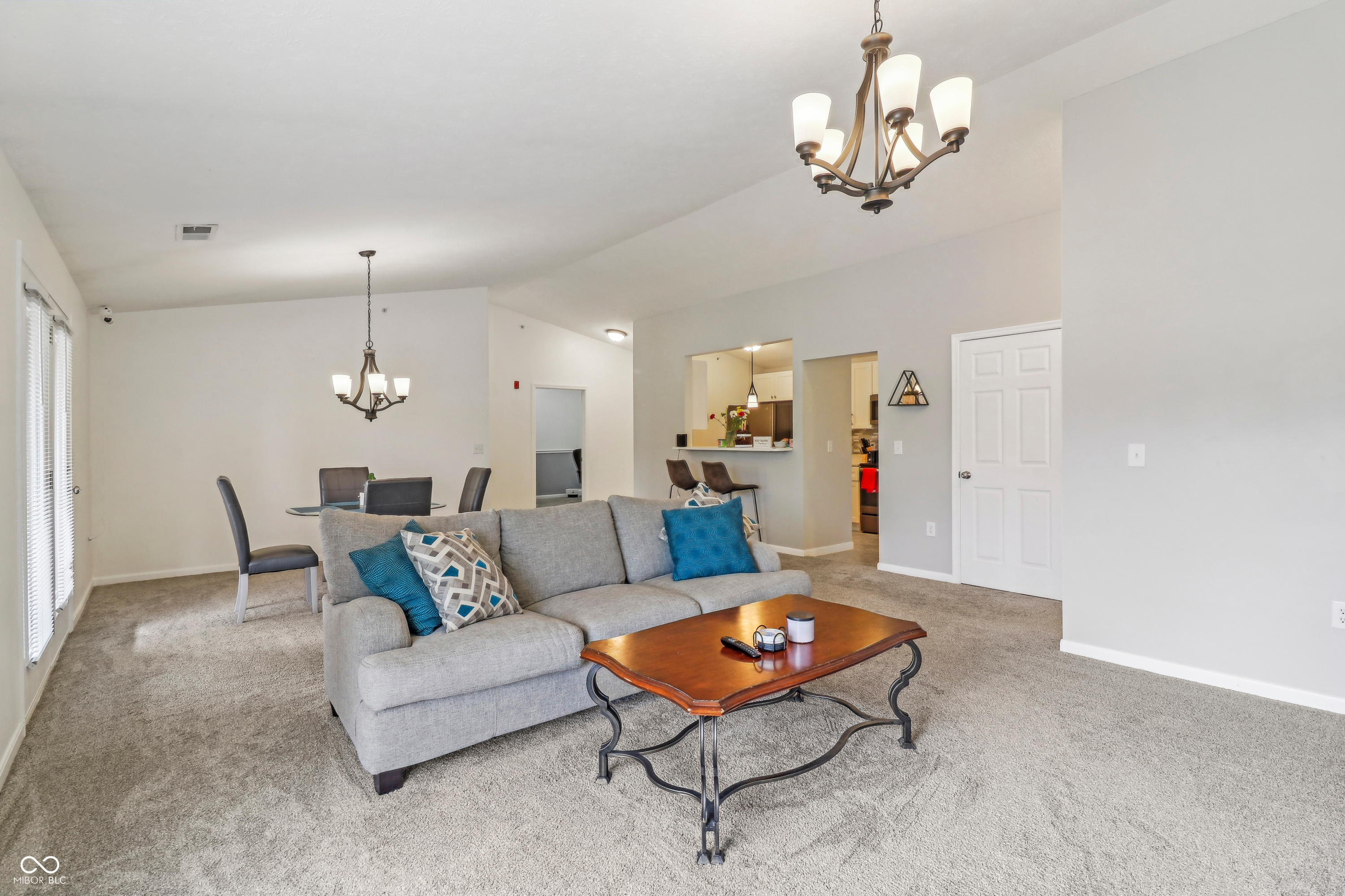 8910 Hunters Creek Drive Unit: 207