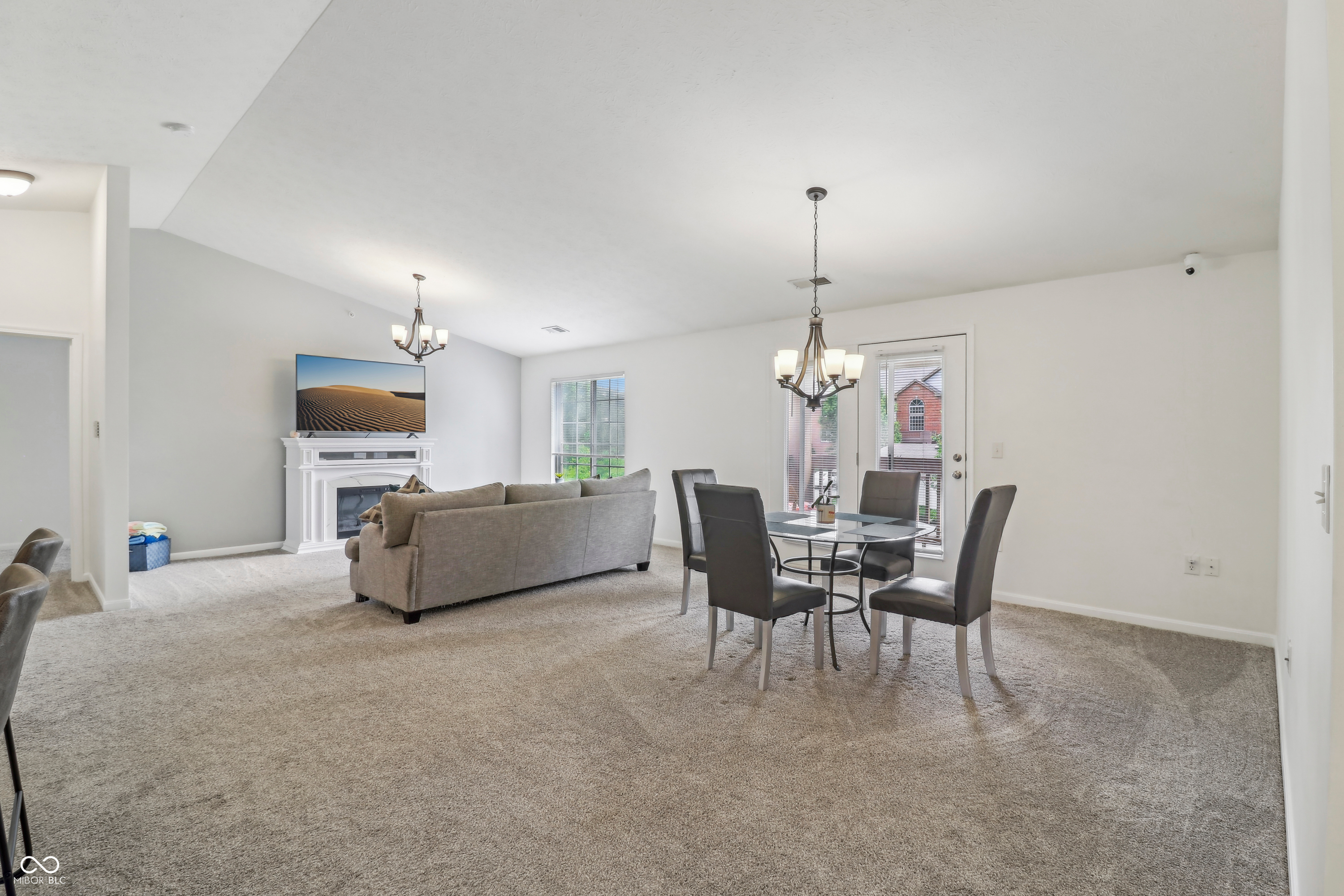8910 Hunters Creek Drive Unit: 207