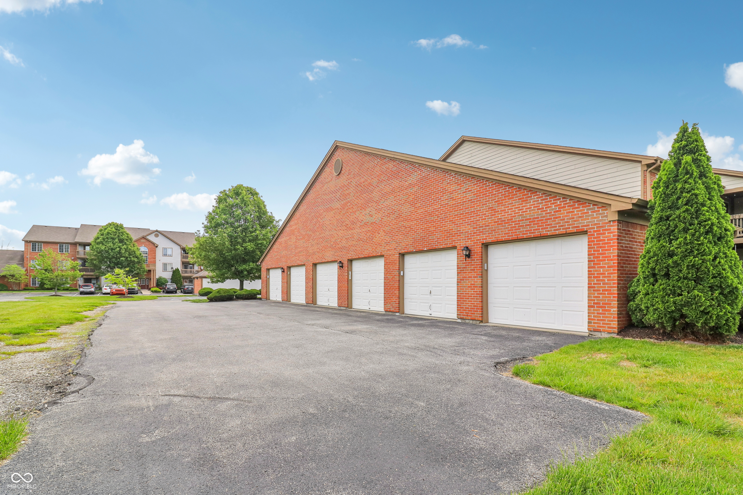 8910 Hunters Creek Drive Unit: 207