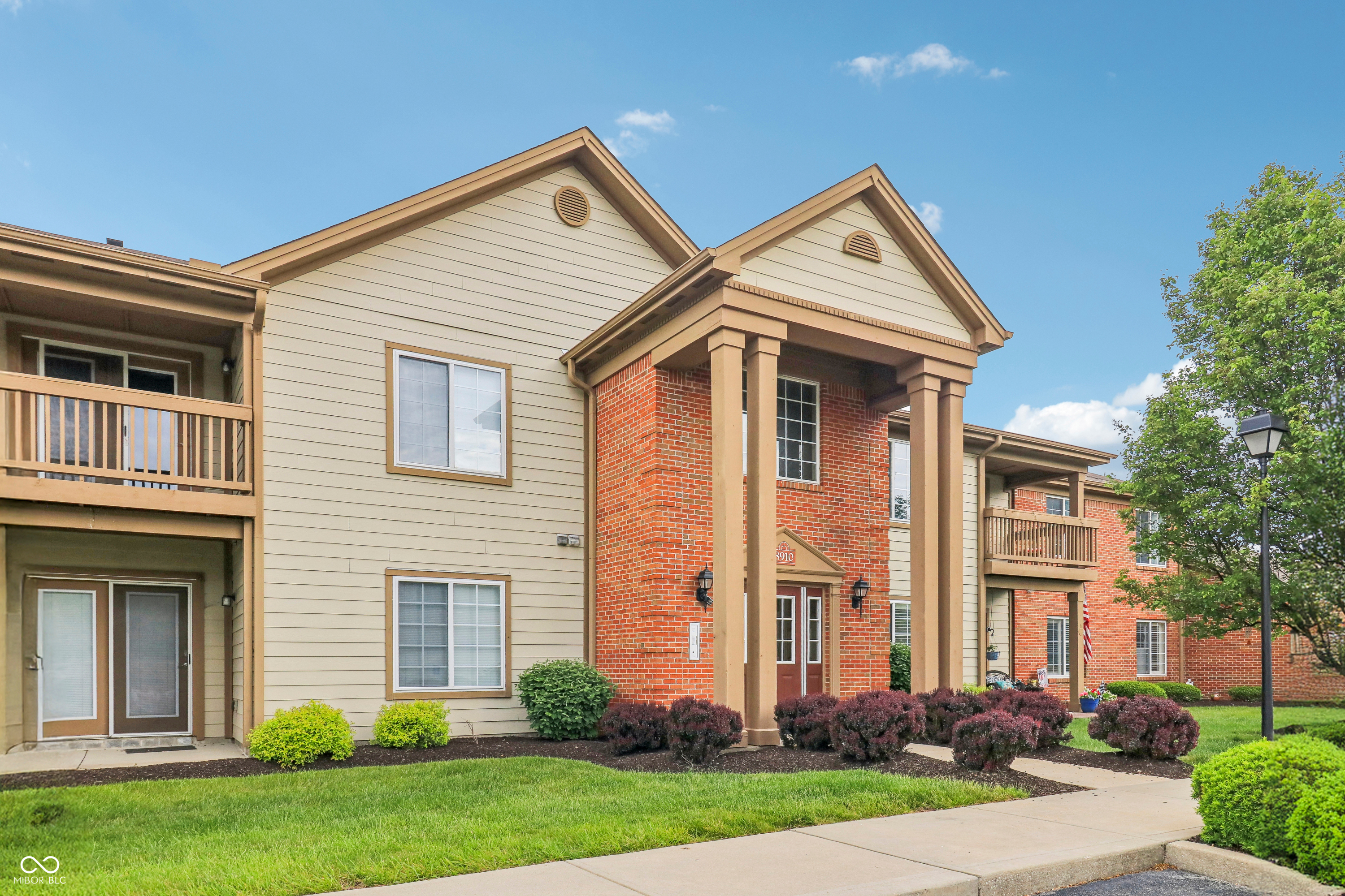 8910 Hunters Creek Drive Unit: 207