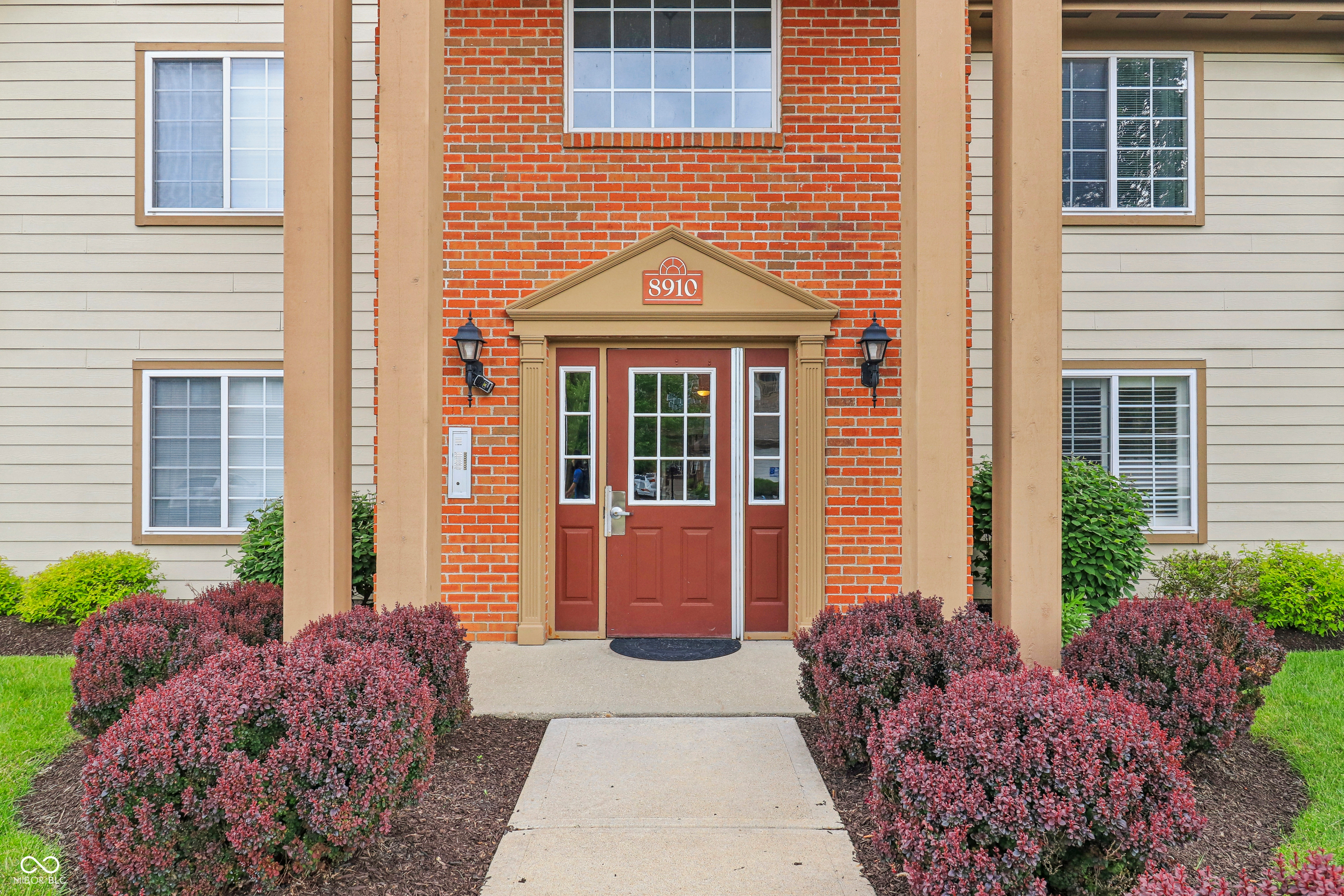 8910 Hunters Creek Drive Unit: 207