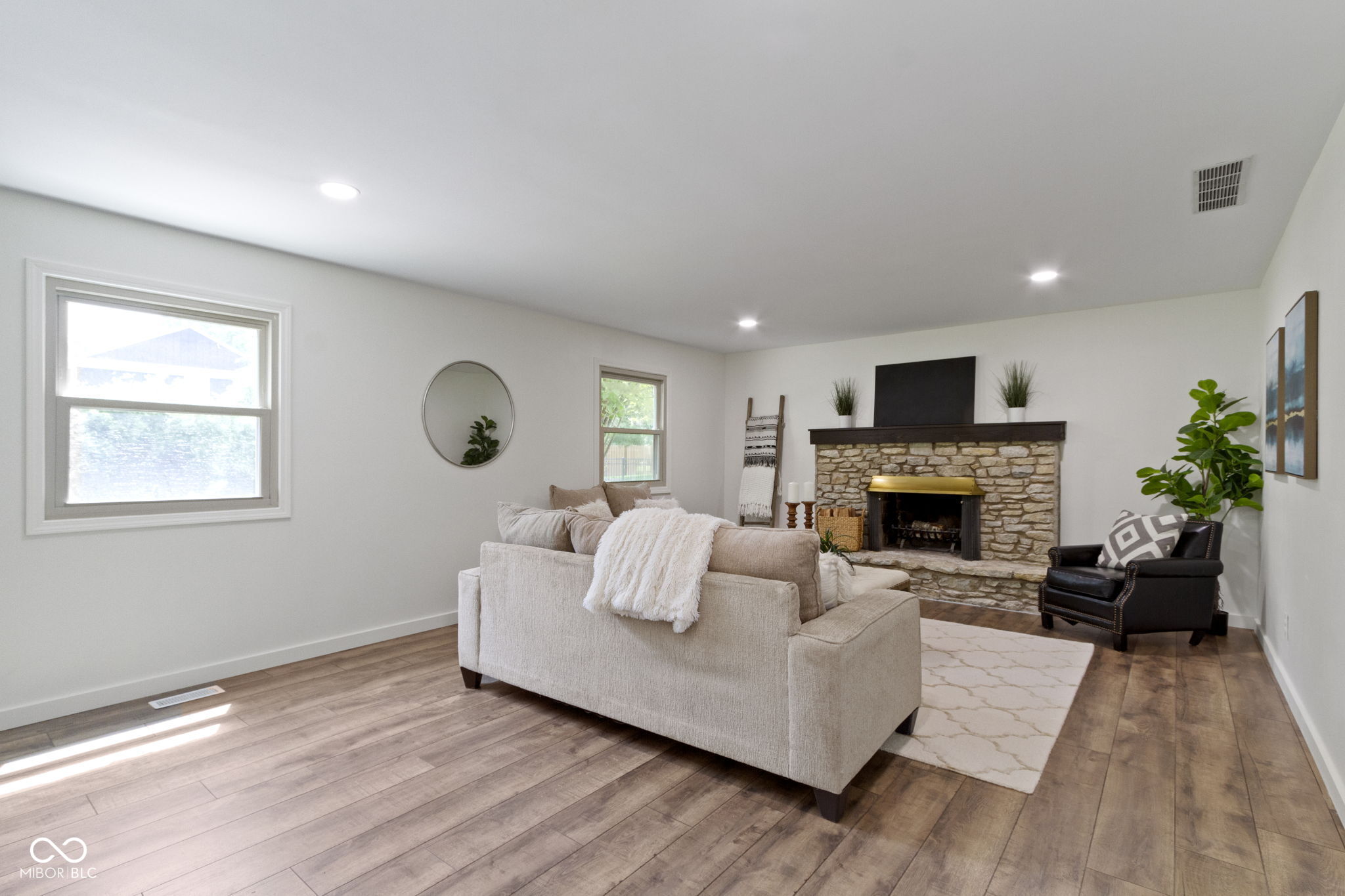 10502 E Lakeshore Drive