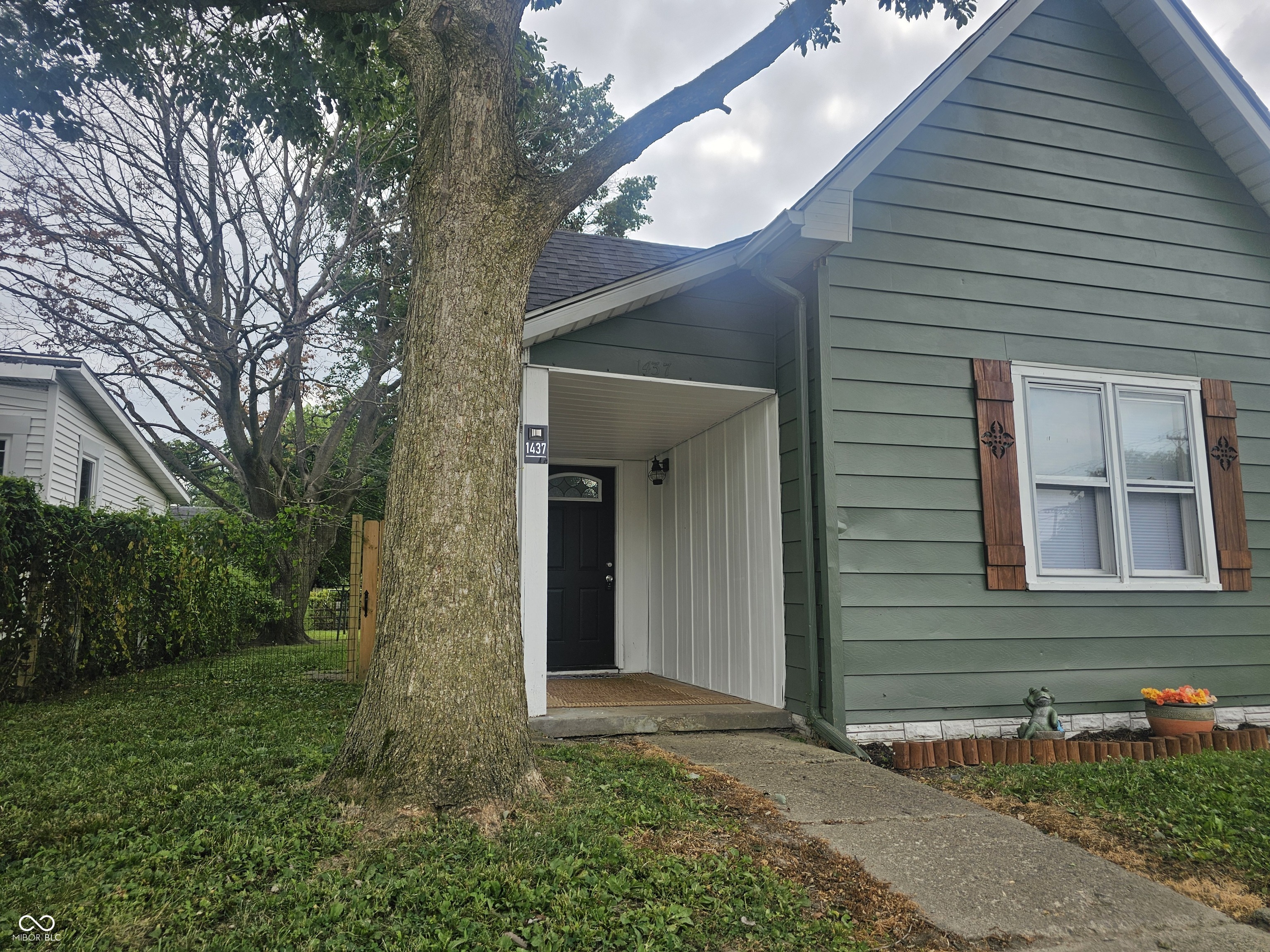 1437 W 10th Street