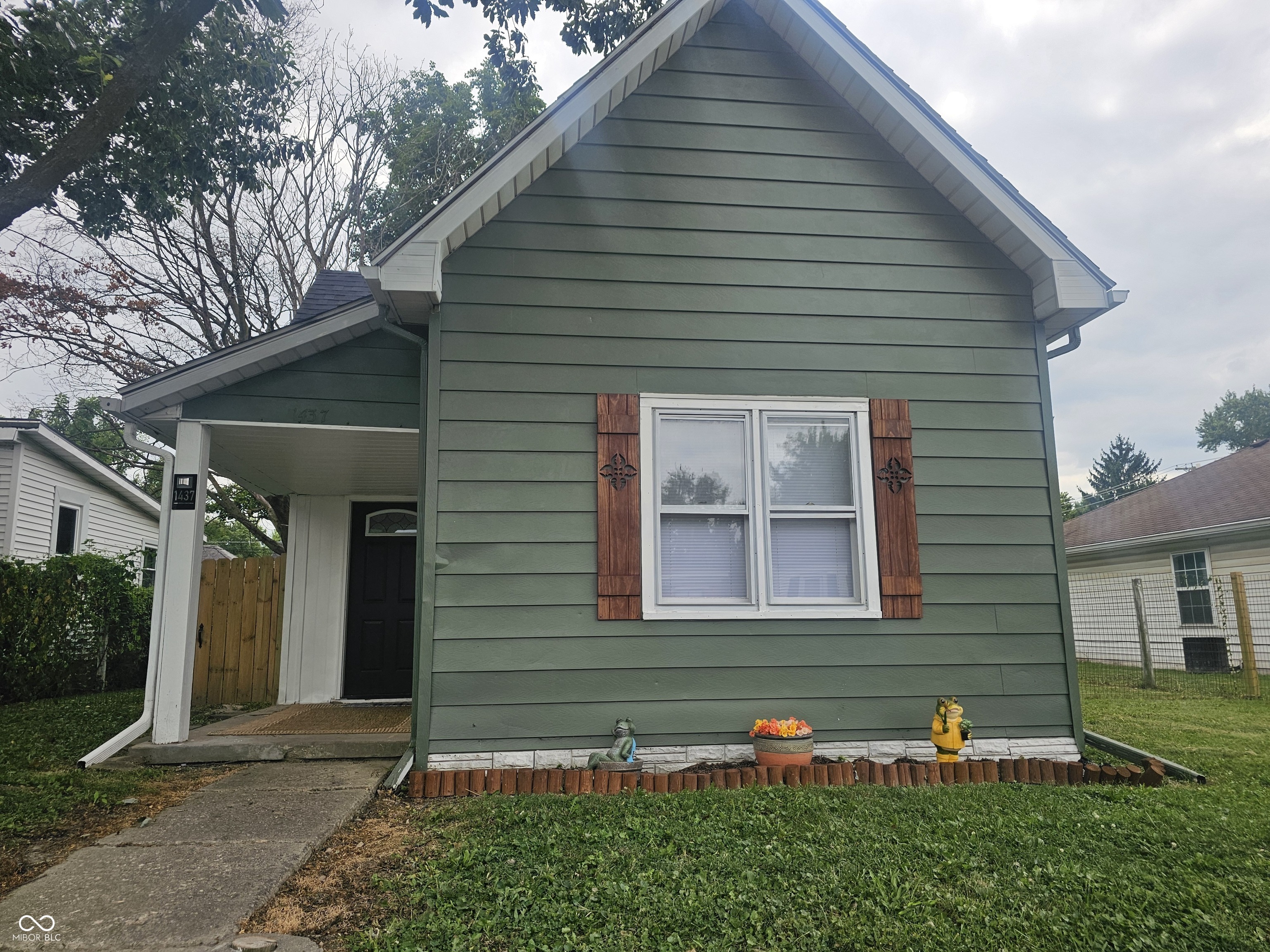 1437 W 10th Street