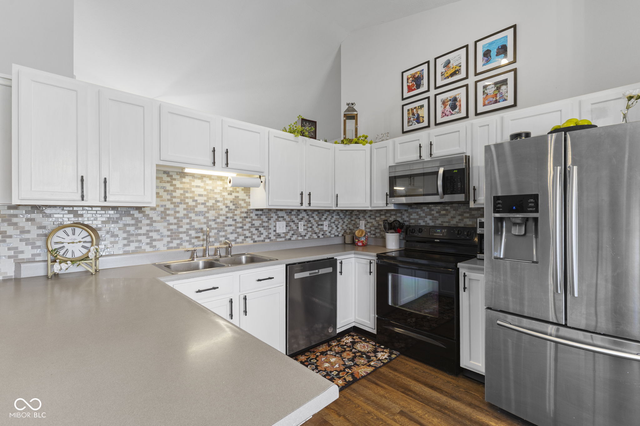 927 St Charles Place