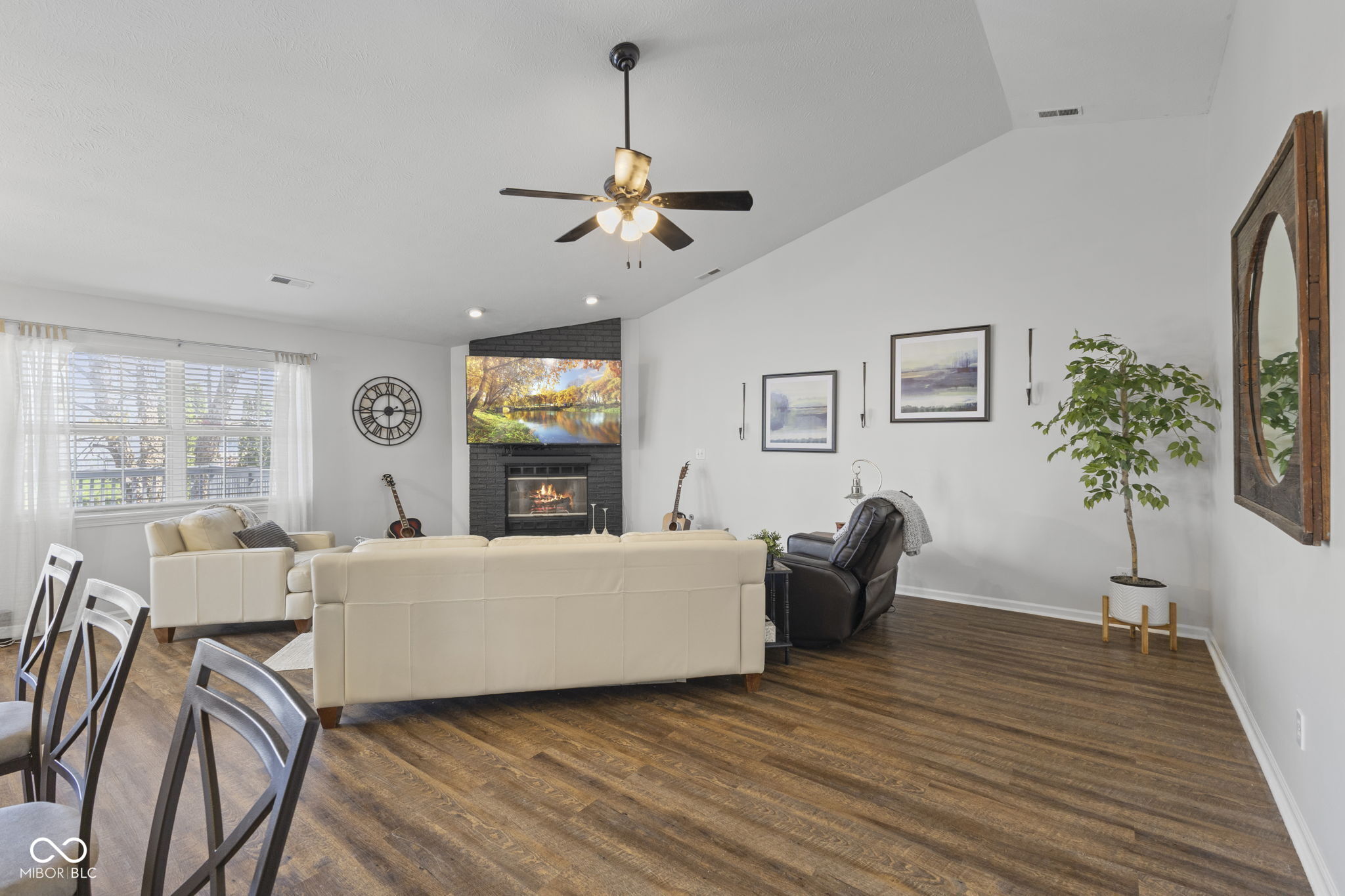 927 St Charles Place