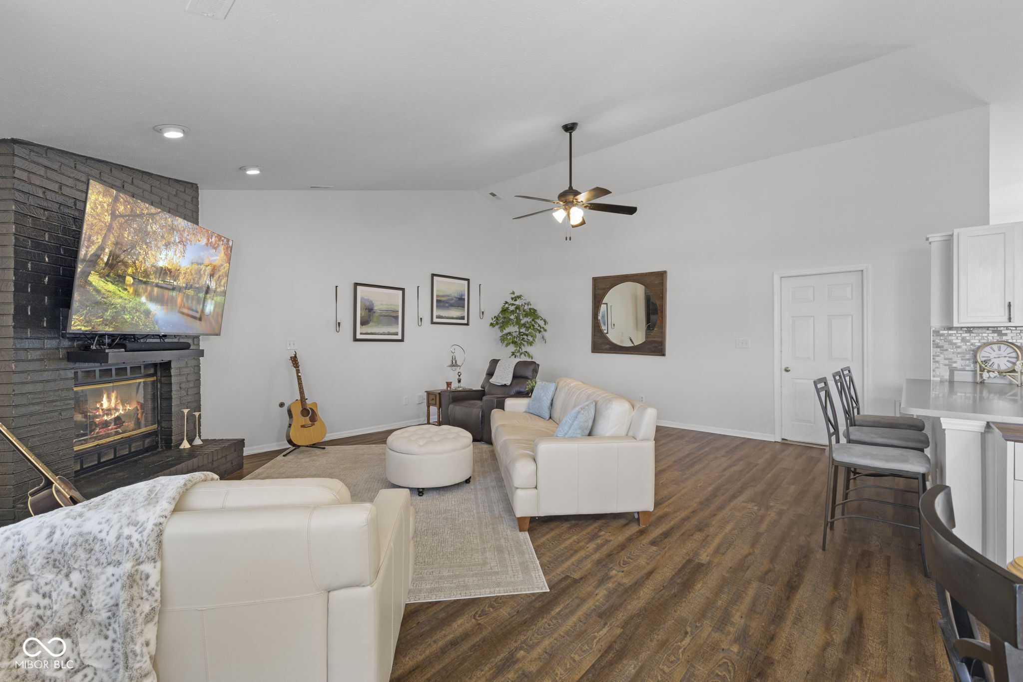 927 St Charles Place