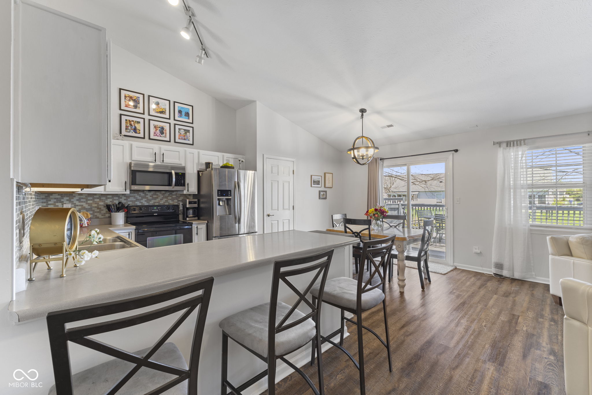 927 St Charles Place