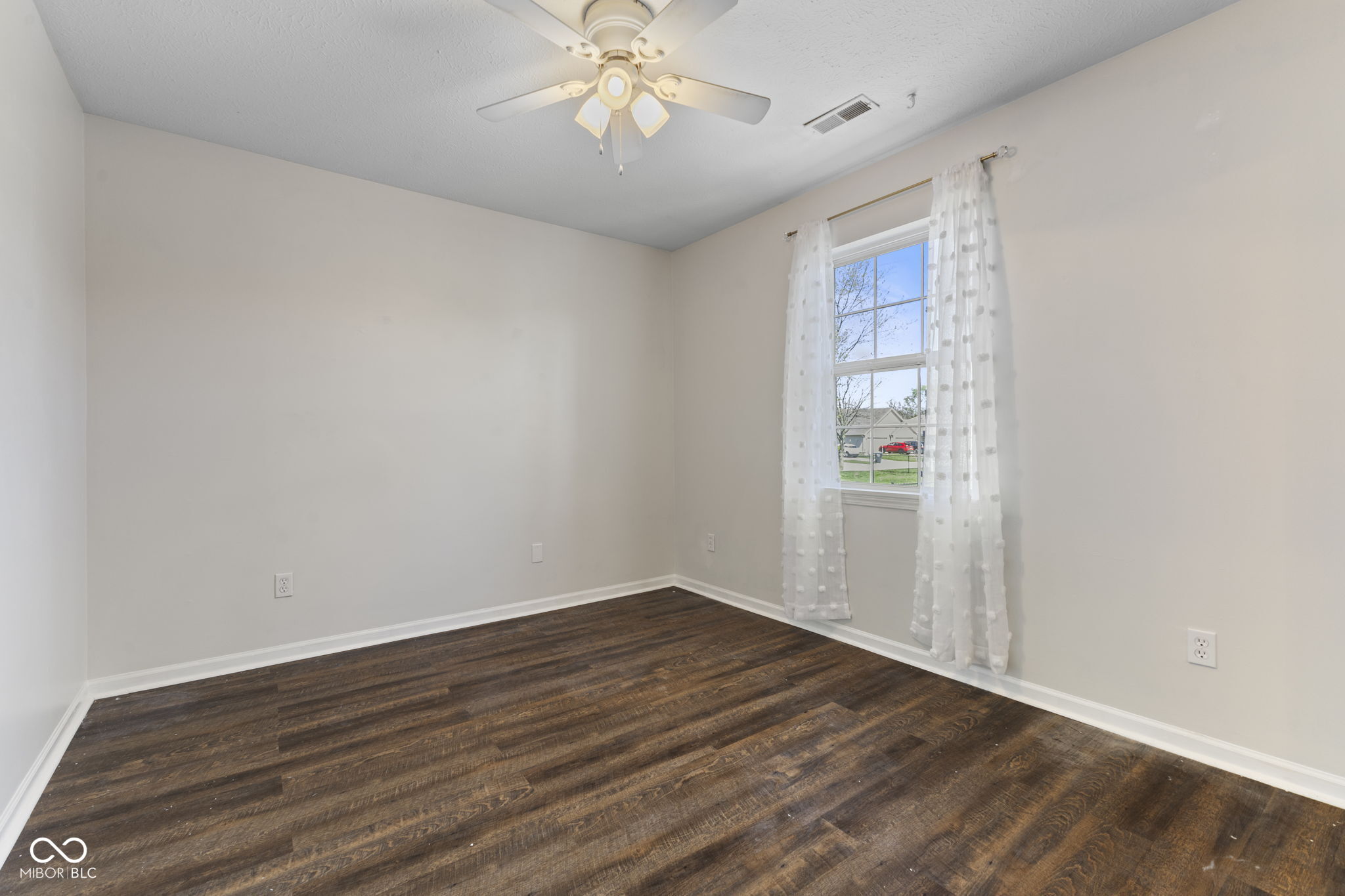 927 St Charles Place