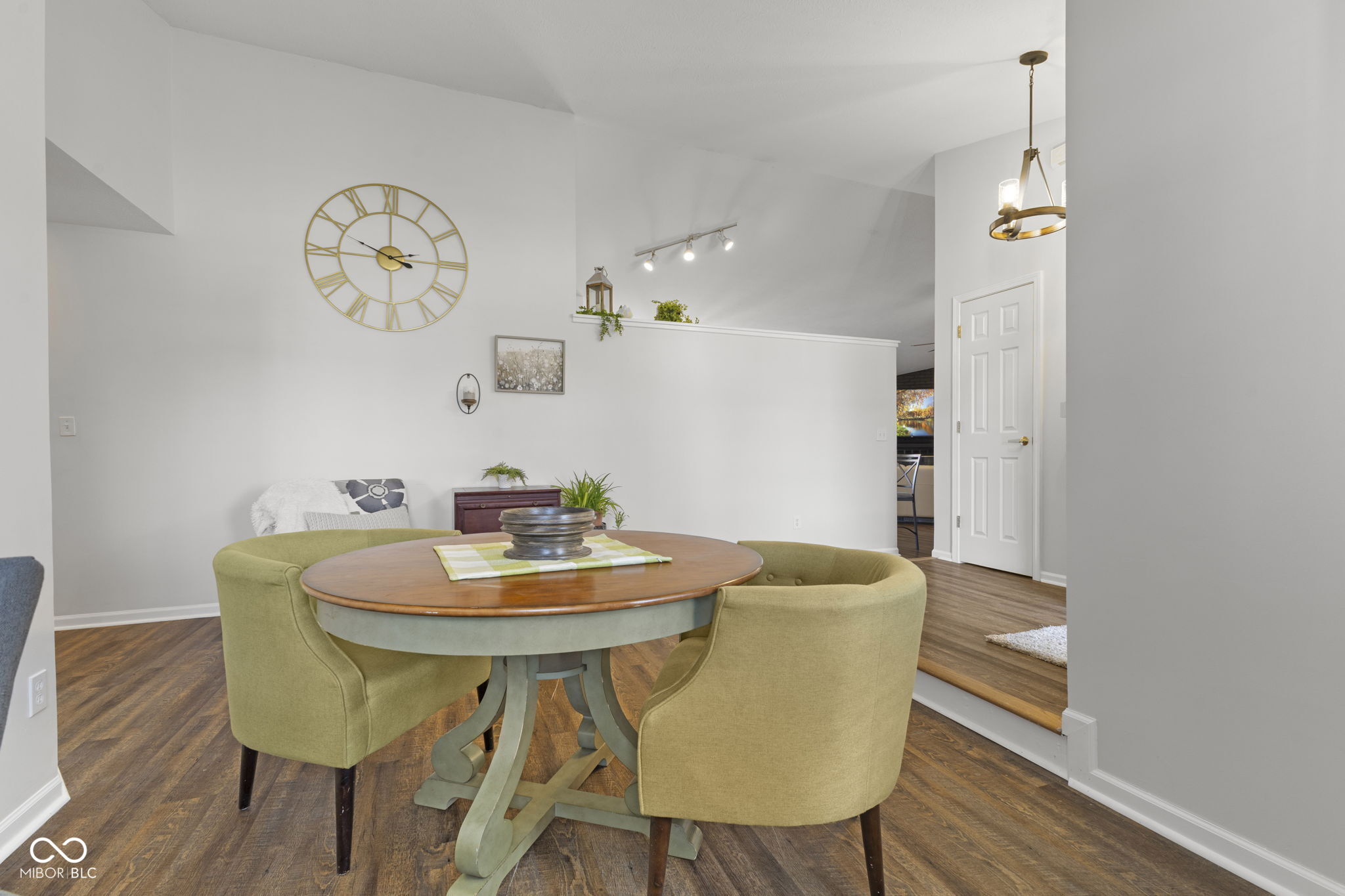 927 St Charles Place
