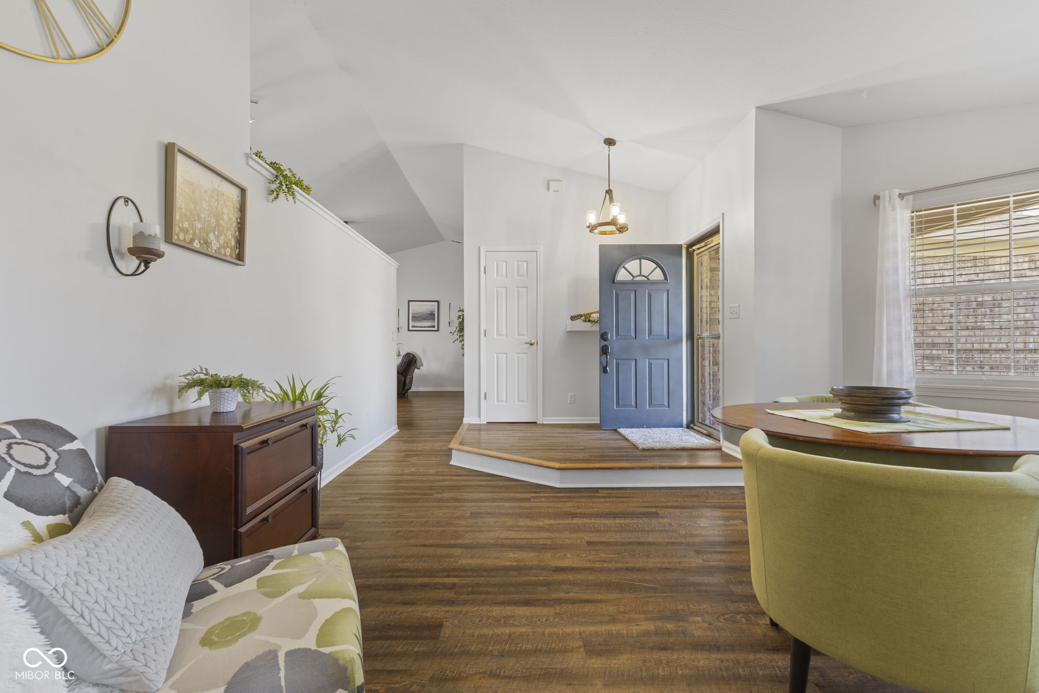 927 St Charles Place