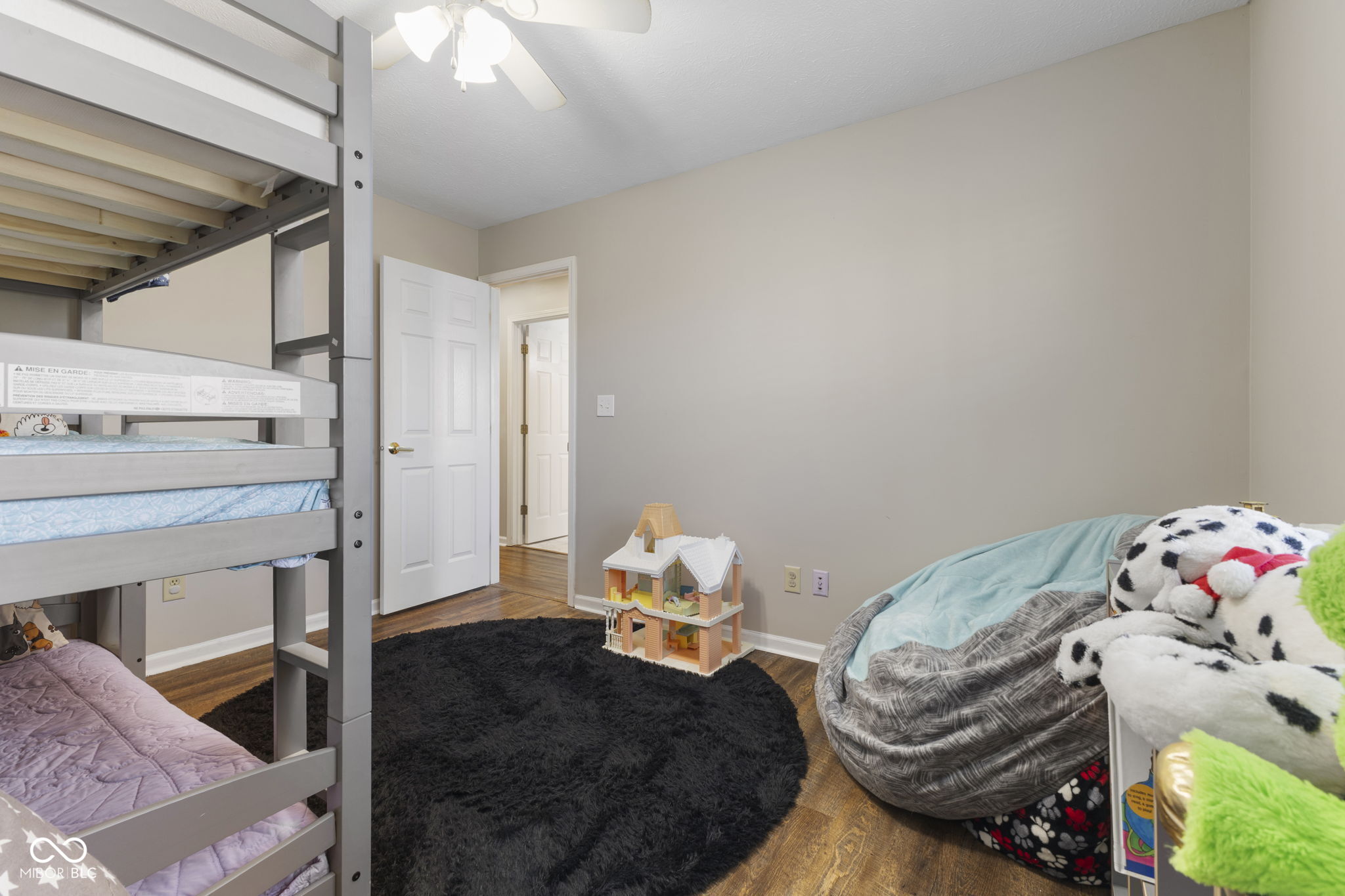 927 St Charles Place