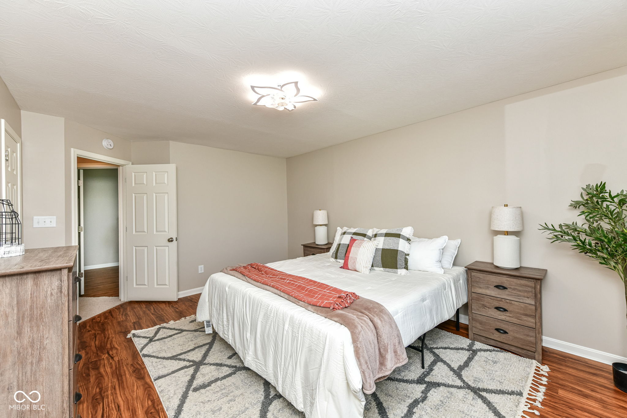 6236 N Woods Edge Court