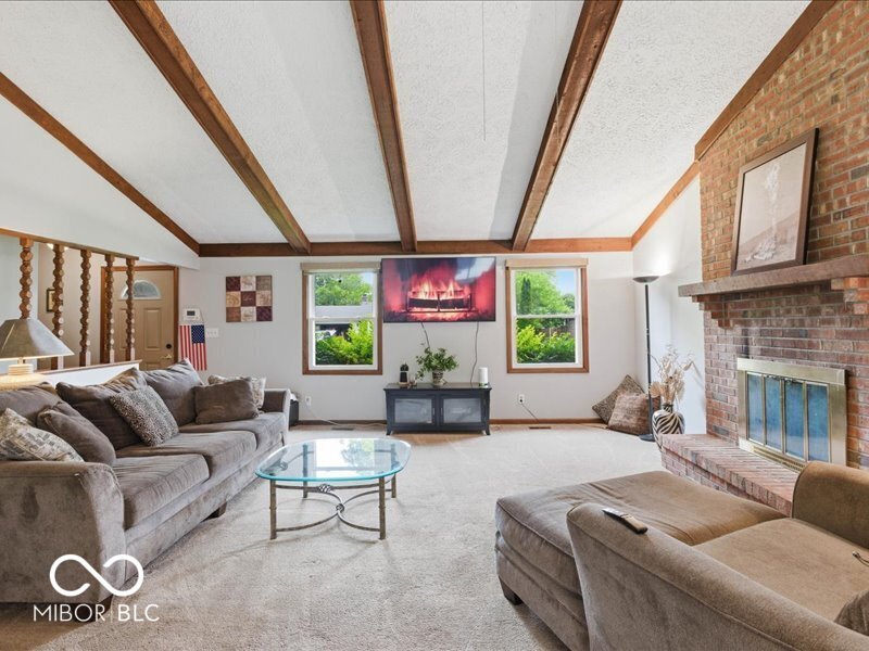 6725 Lakeknoll Drive