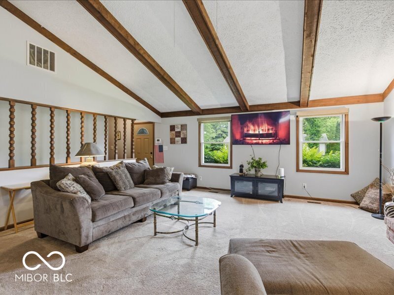 6725 Lakeknoll Drive