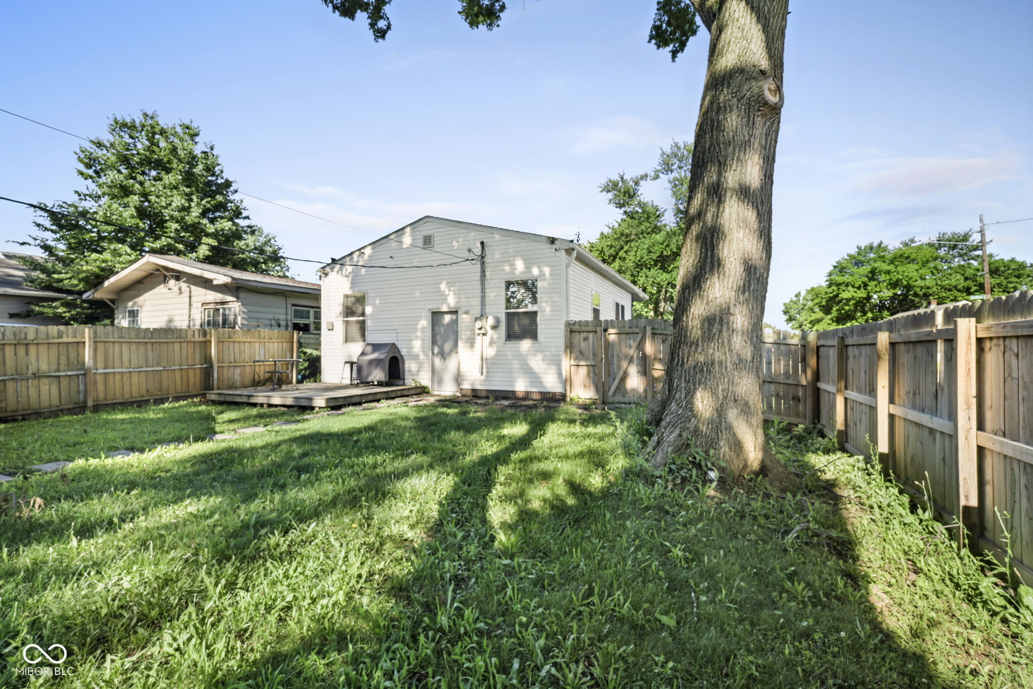 621 N Bradley Avenue