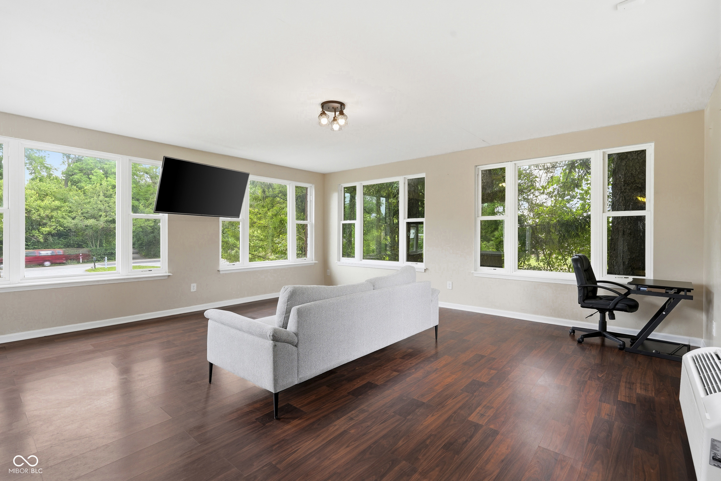 6623 E 10th Street