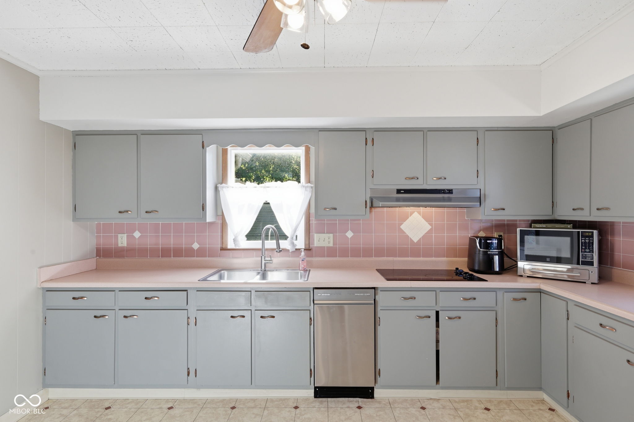 20 W Locust Street