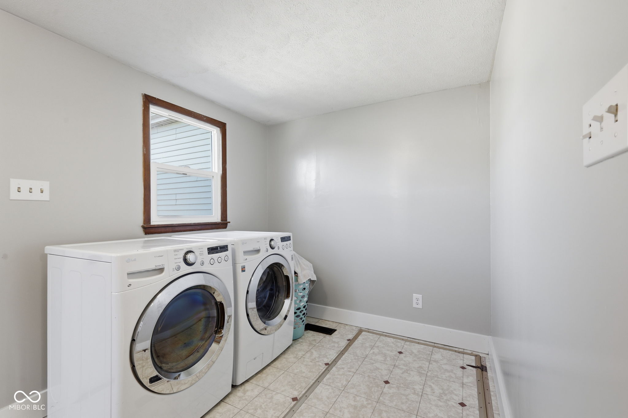 20 W Locust Street