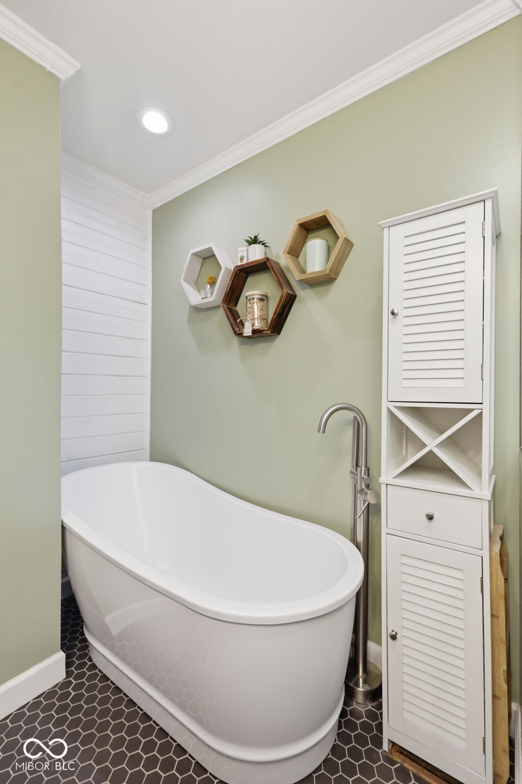 20 W Locust Street