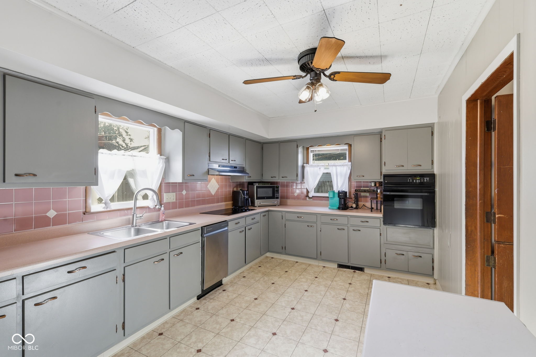 20 W Locust Street