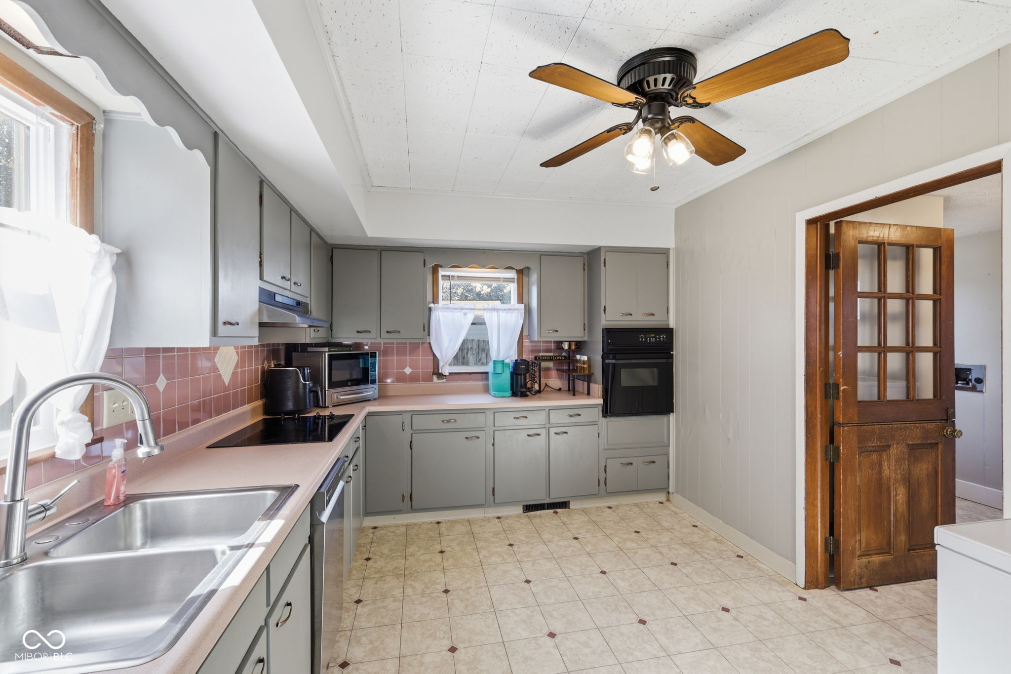 20 W Locust Street
