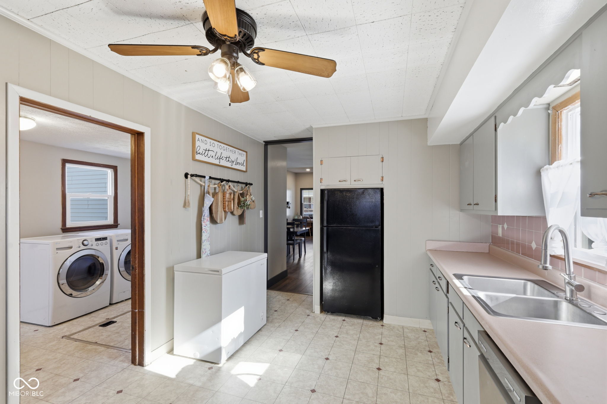20 W Locust Street