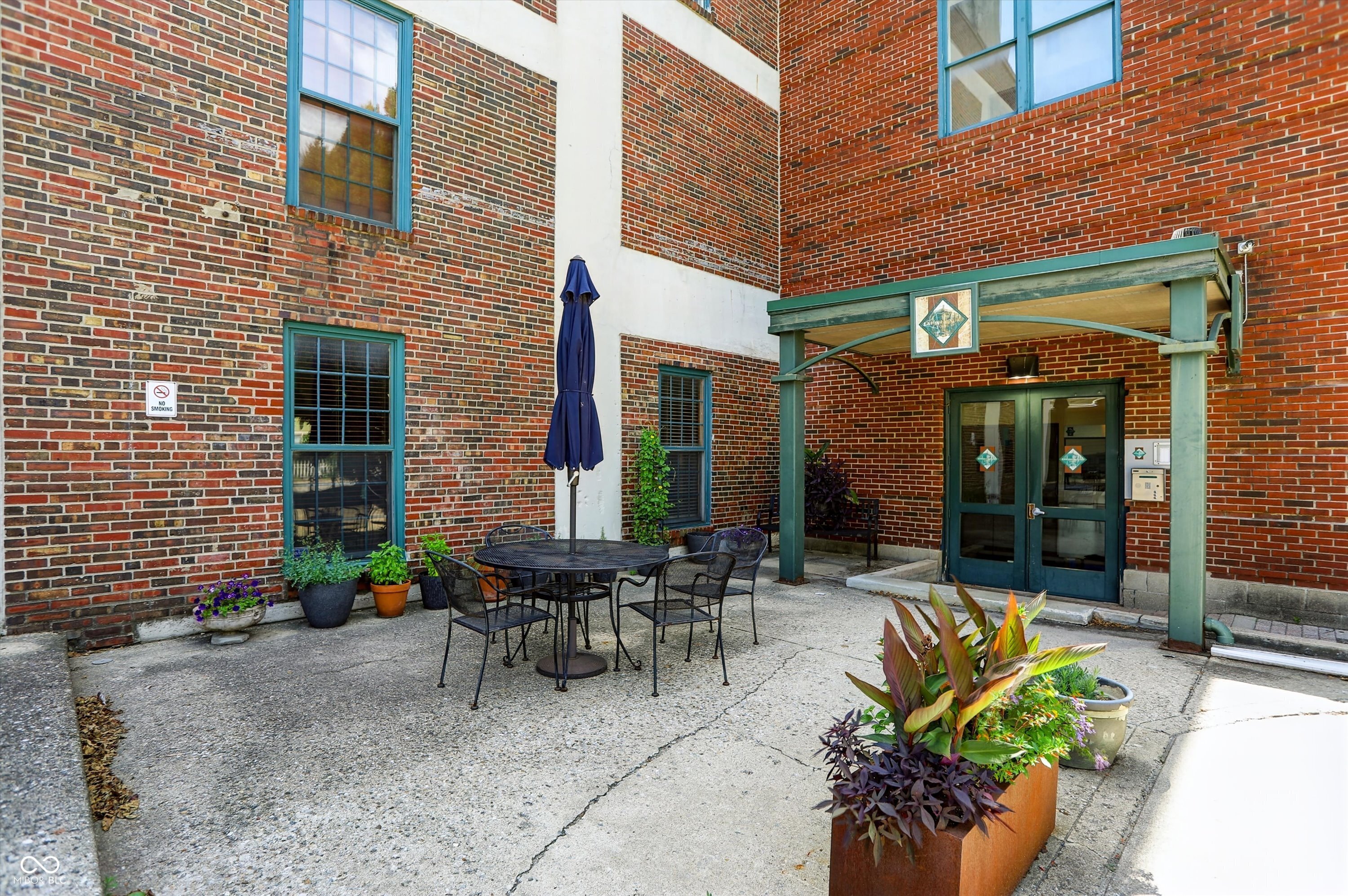 735 Lexington Avenue Unit: 15
