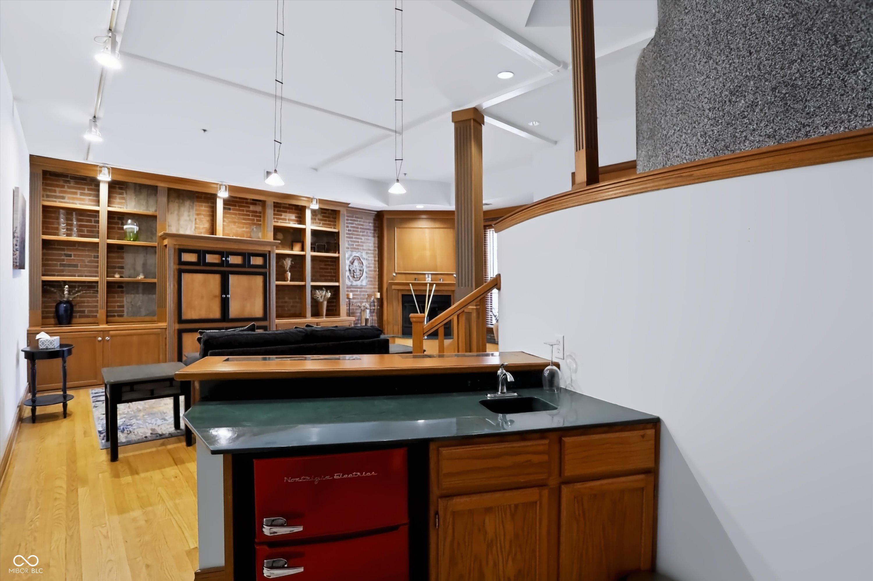 735 Lexington Avenue Unit: 15