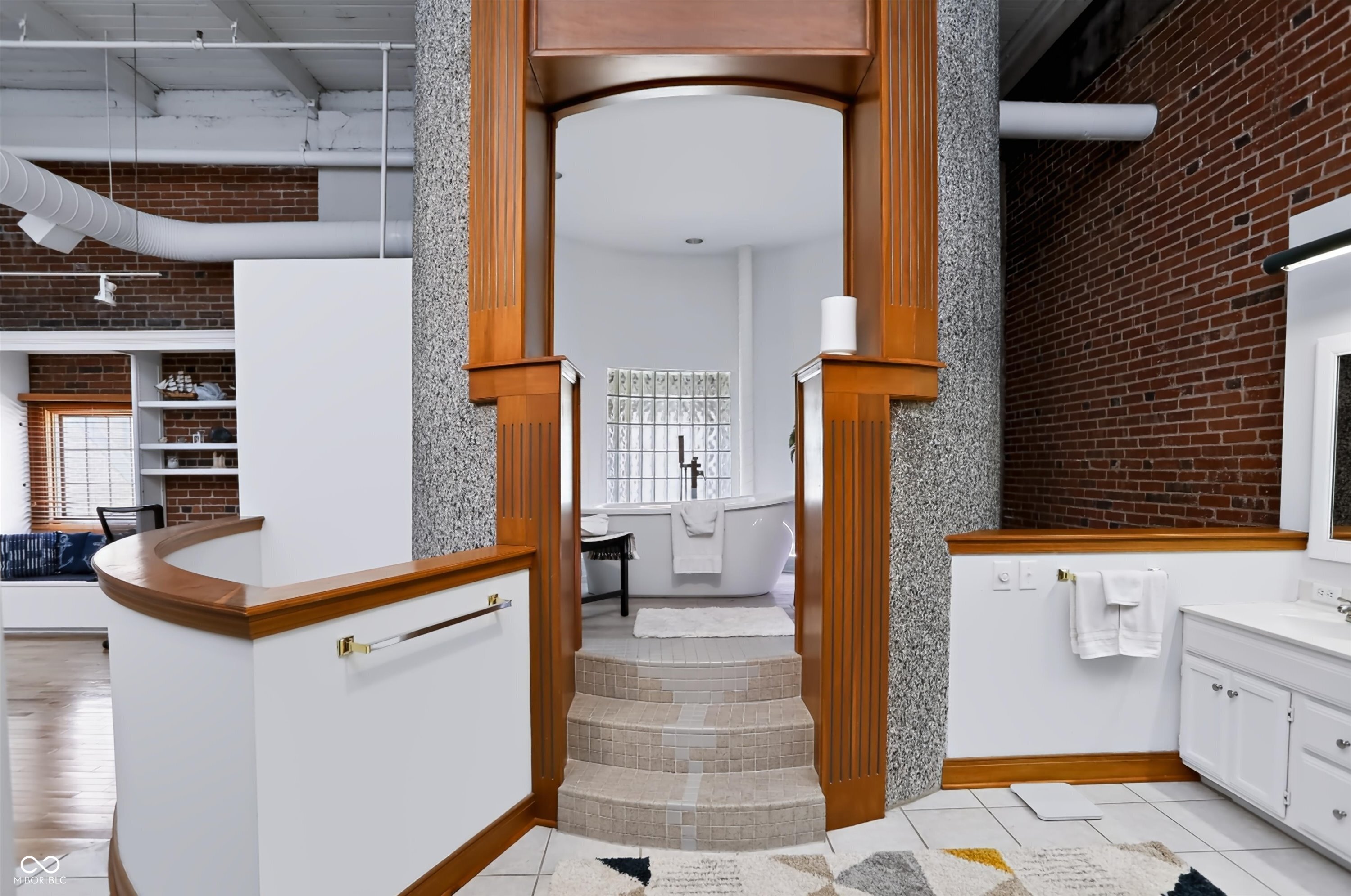 735 Lexington Avenue Unit: 15