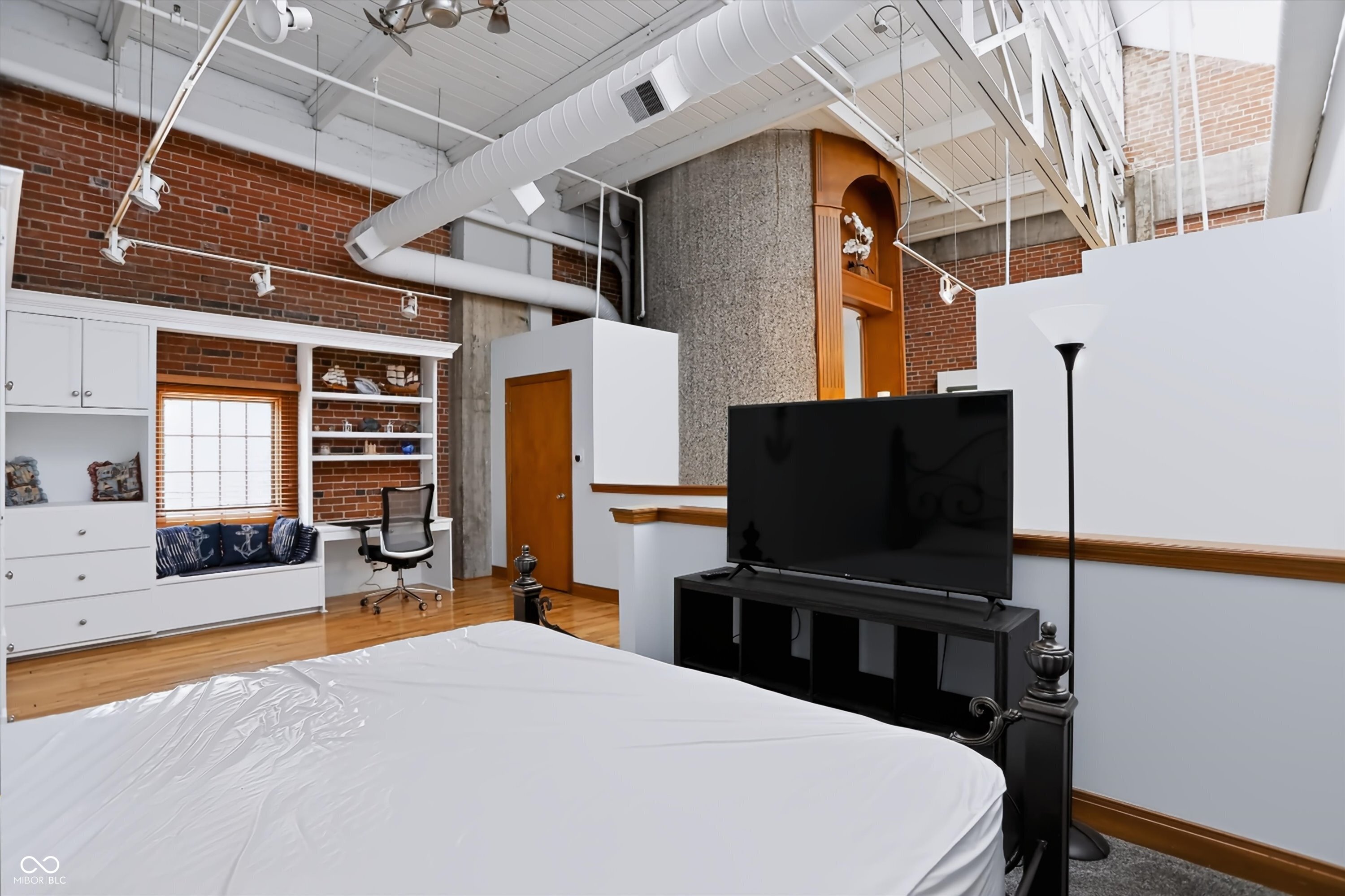735 Lexington Avenue Unit: 15
