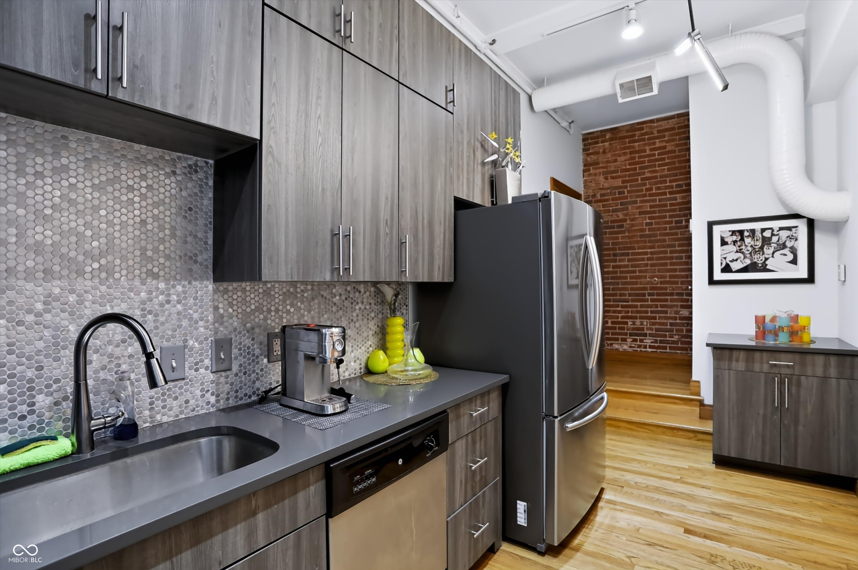 735 Lexington Avenue Unit: 15