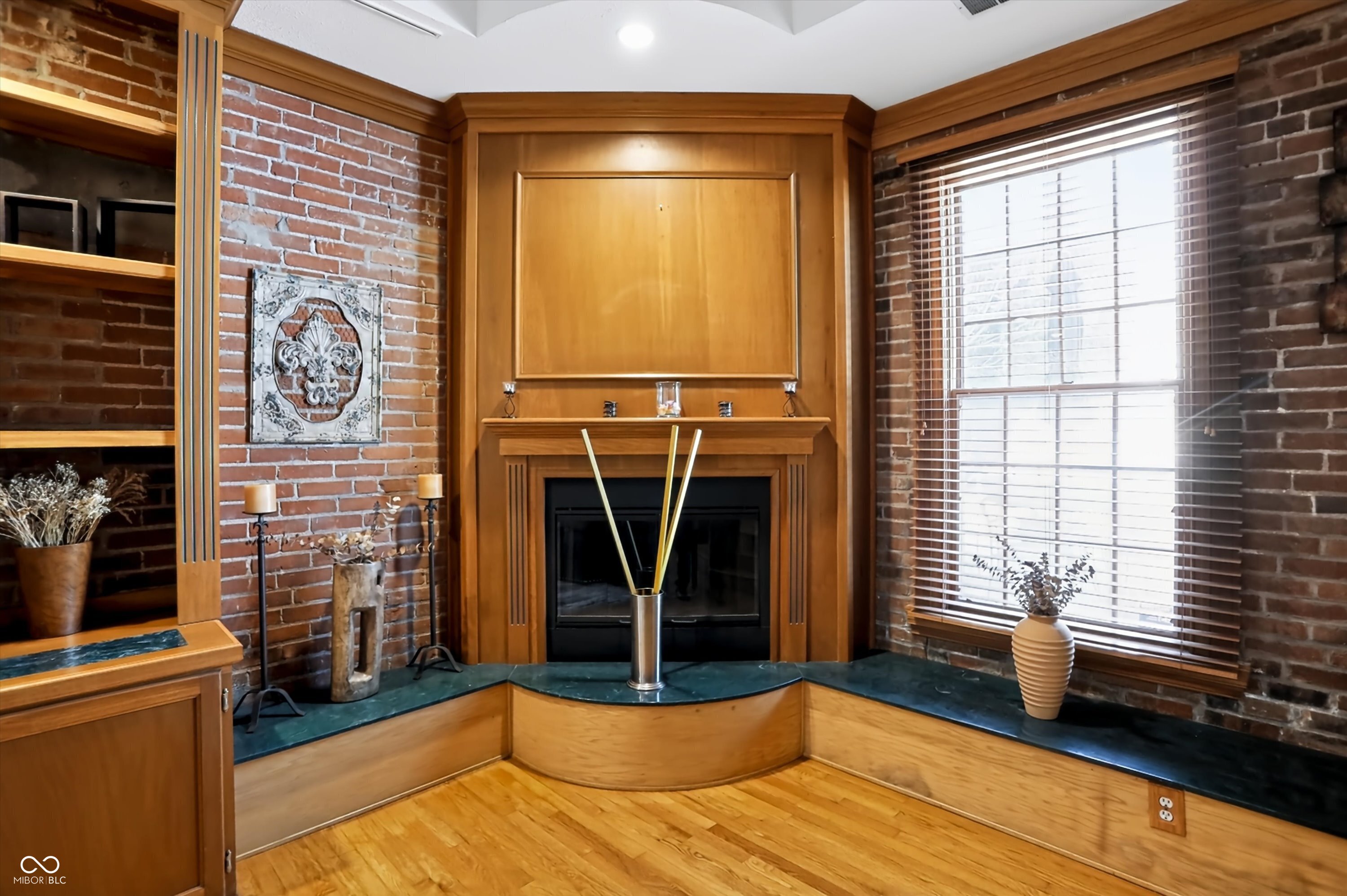 735 Lexington Avenue Unit: 15