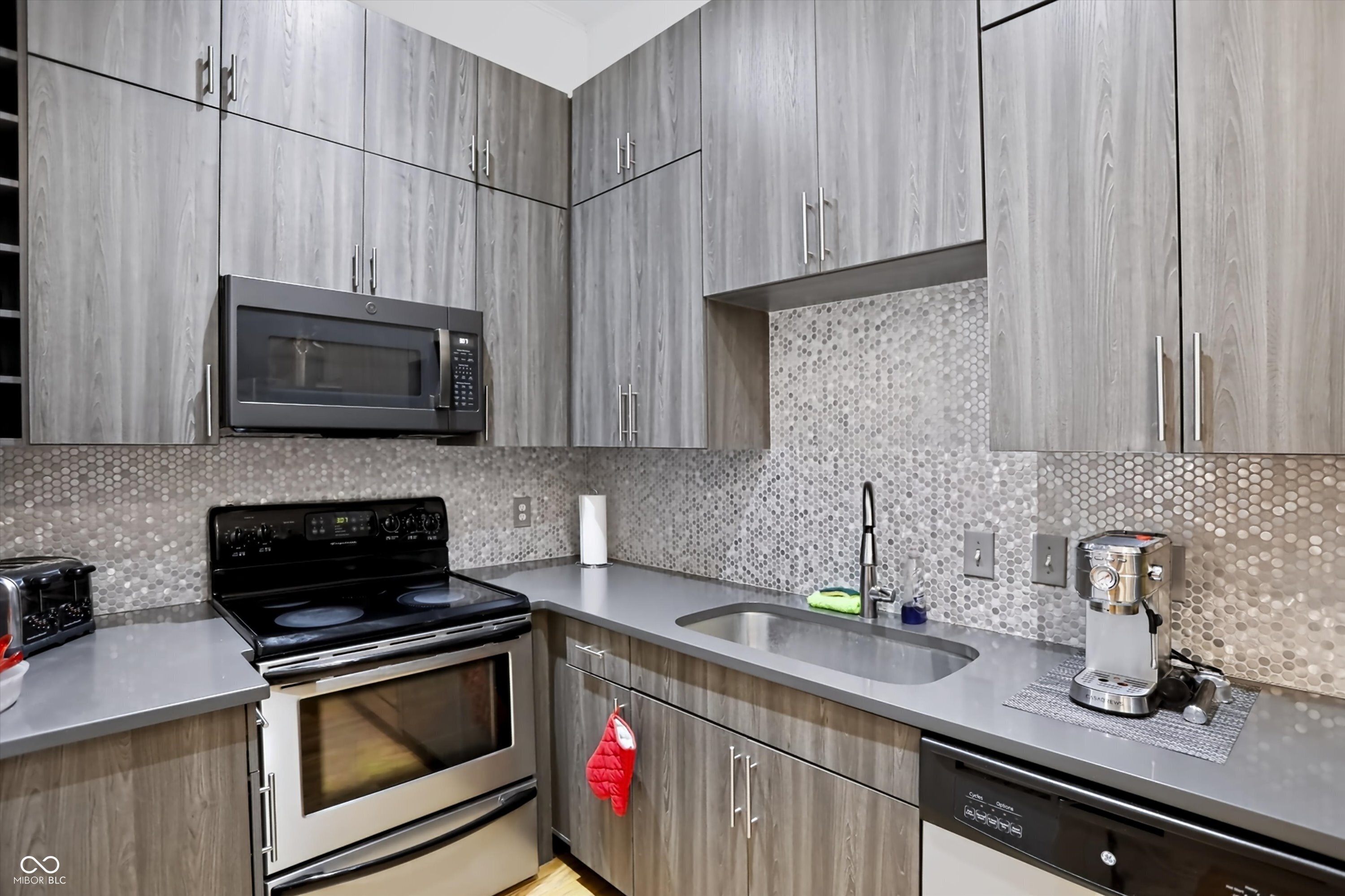 735 Lexington Avenue Unit: 15