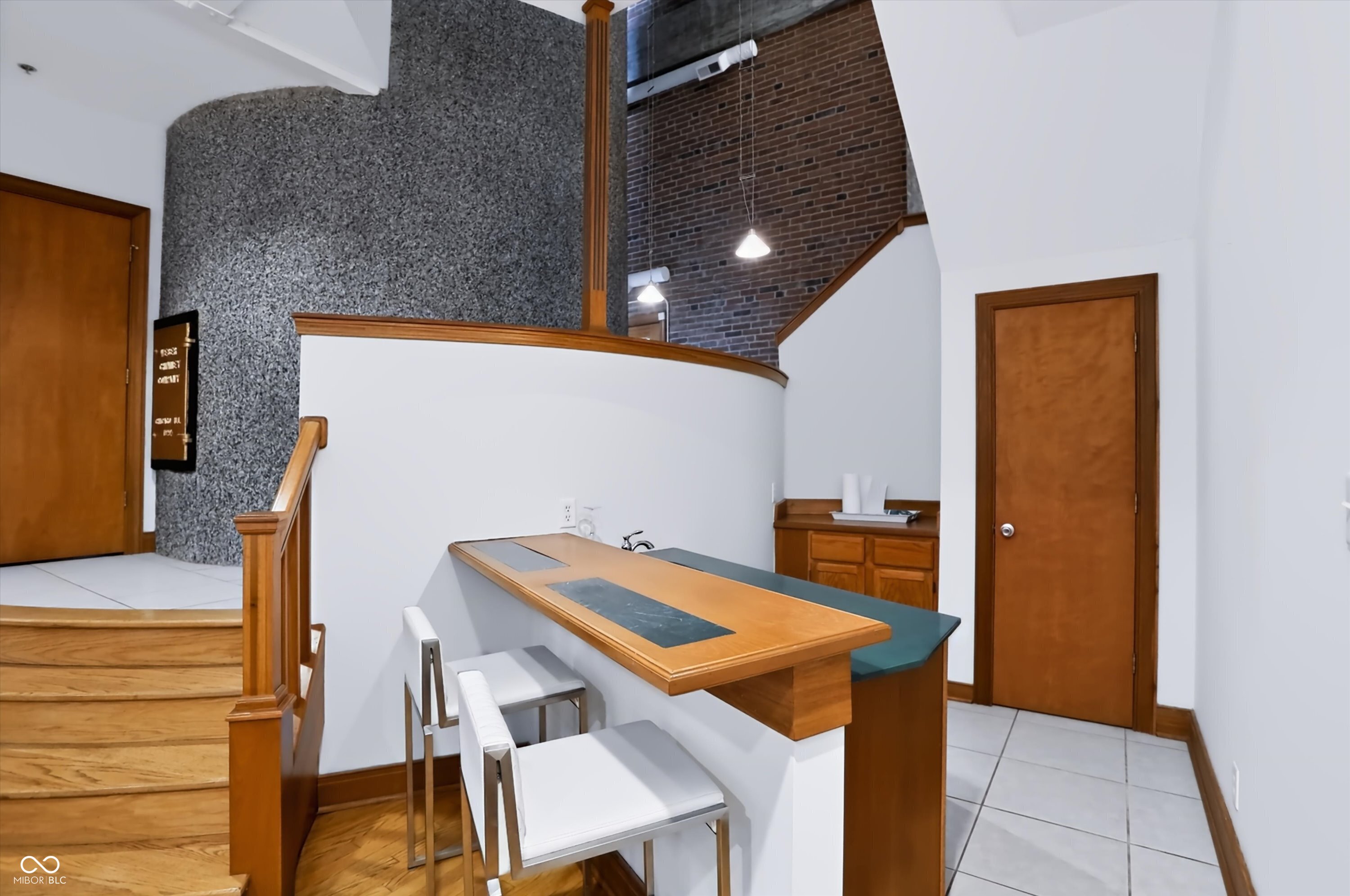 735 Lexington Avenue Unit: 15