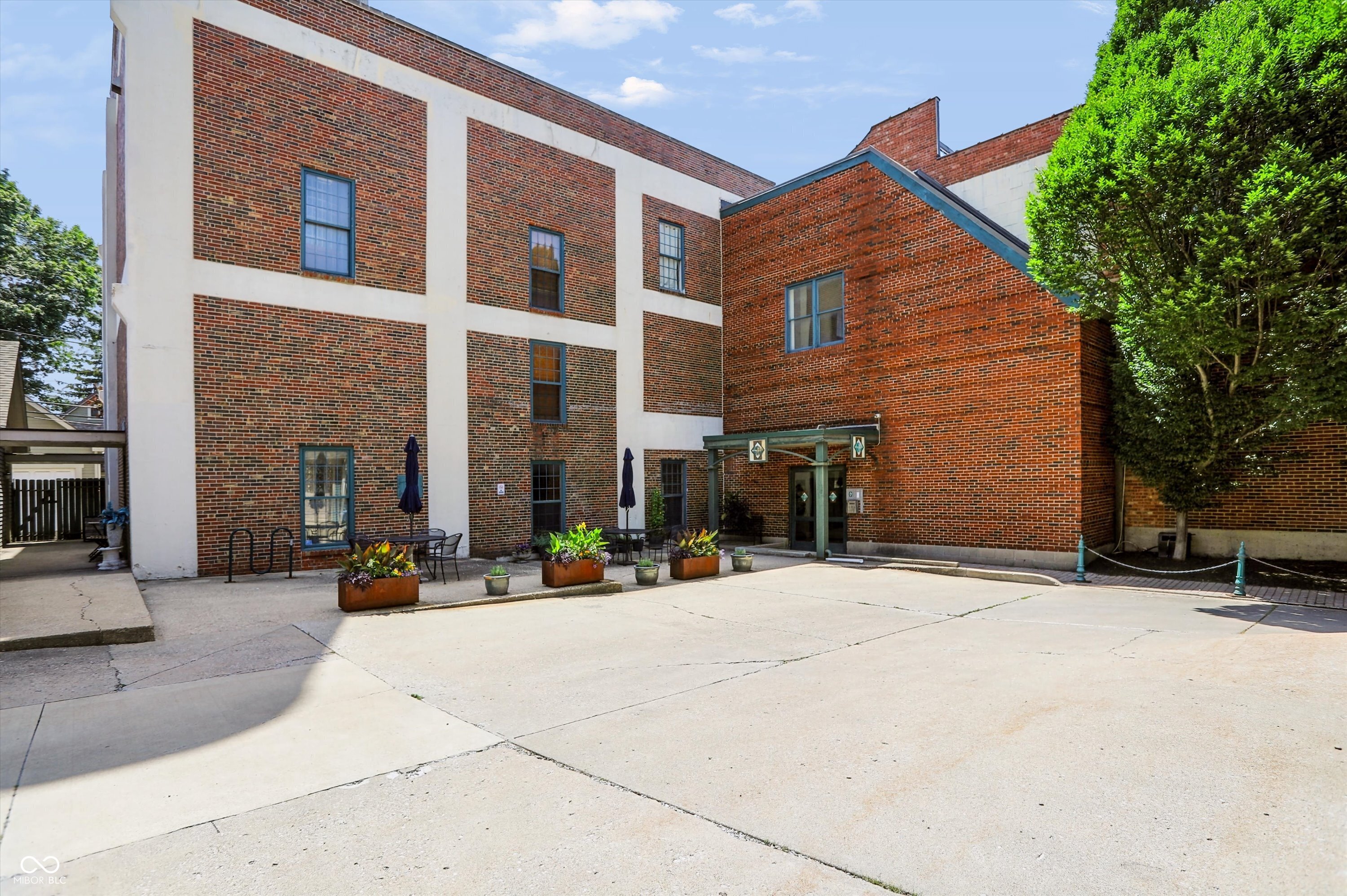 735 Lexington Avenue Unit: 15