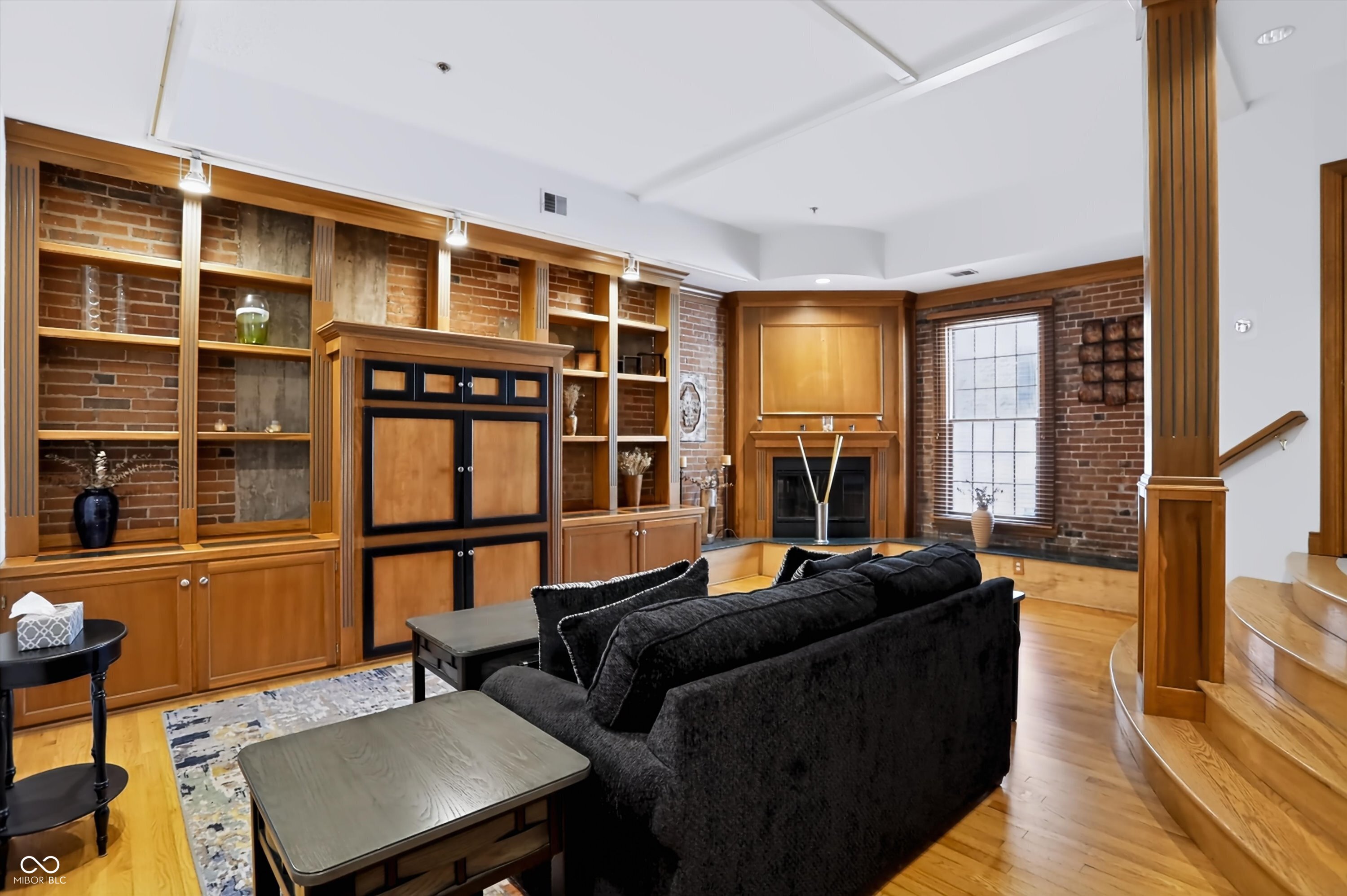 735 Lexington Avenue Unit: 15