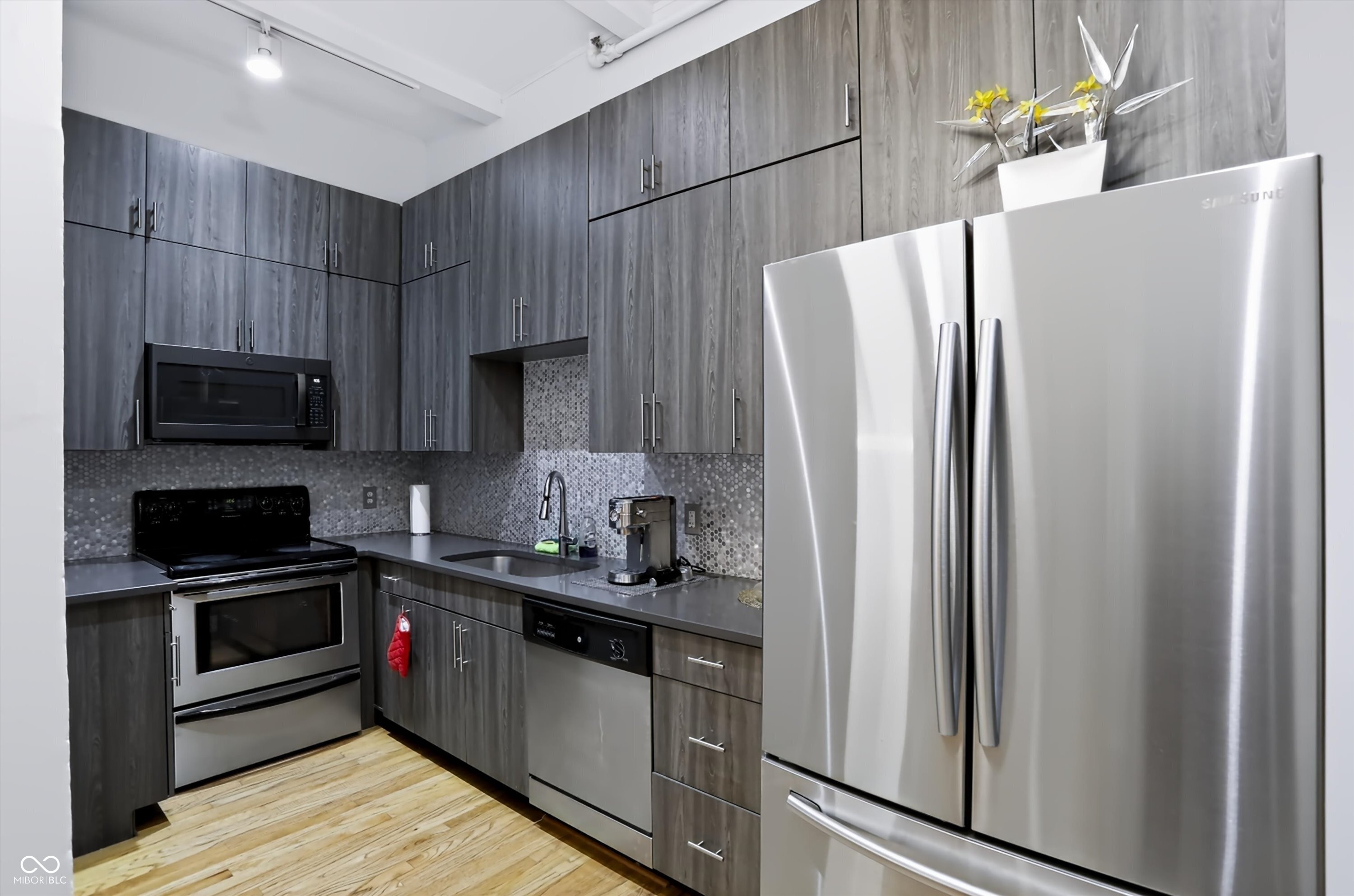 735 Lexington Avenue Unit: 15