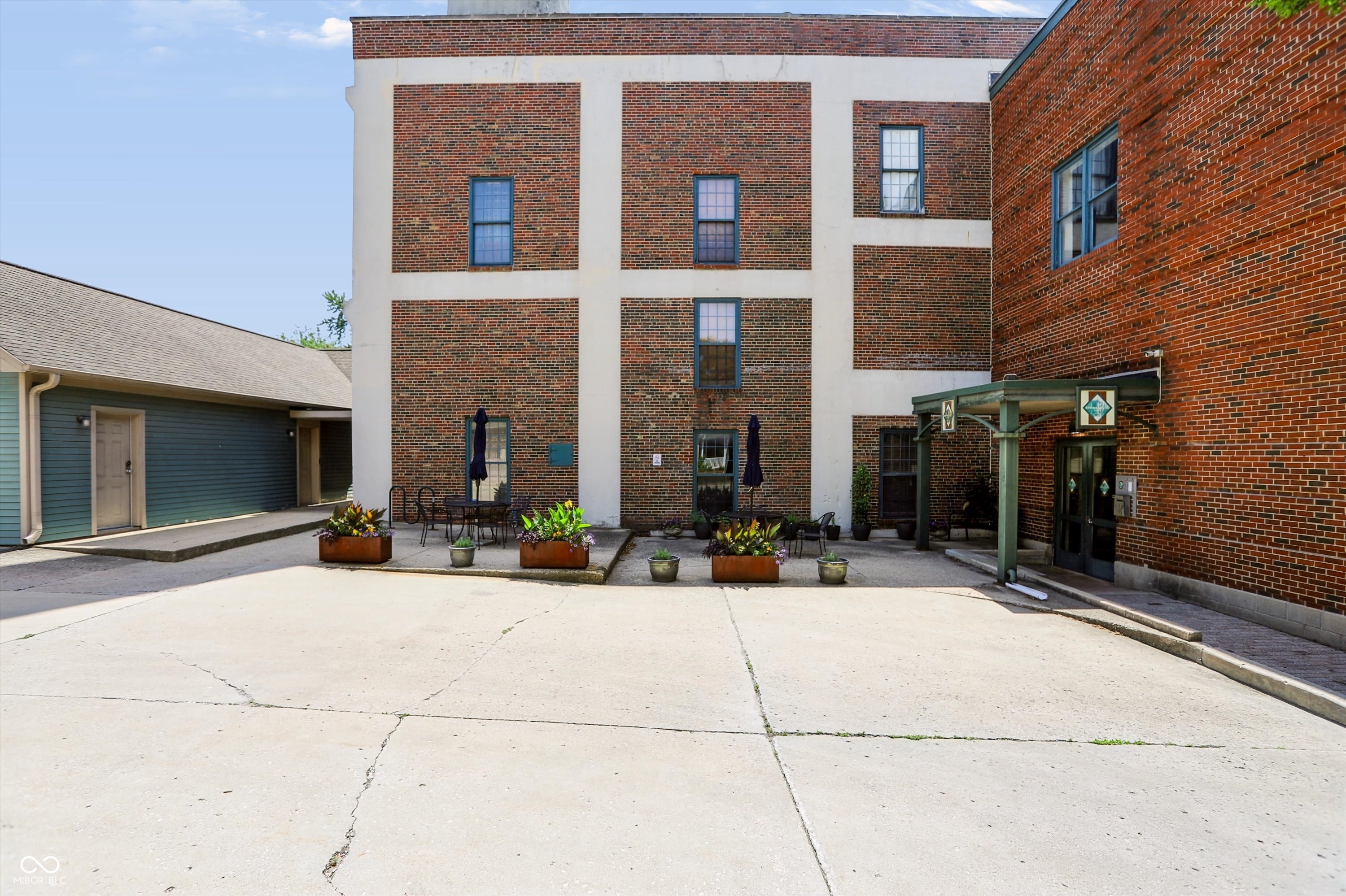 735 Lexington Avenue Unit: 15