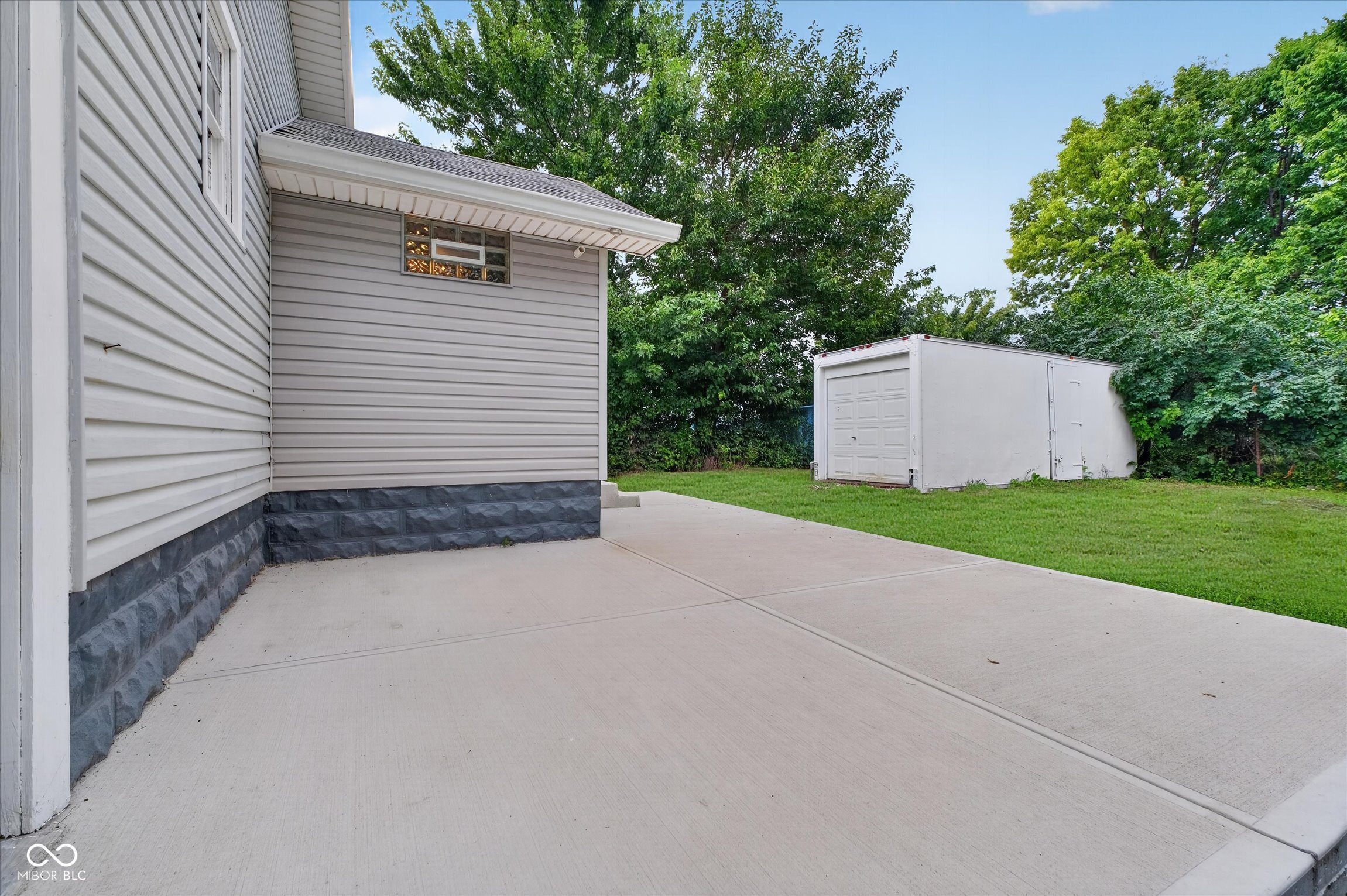 1003 W Troy Avenue