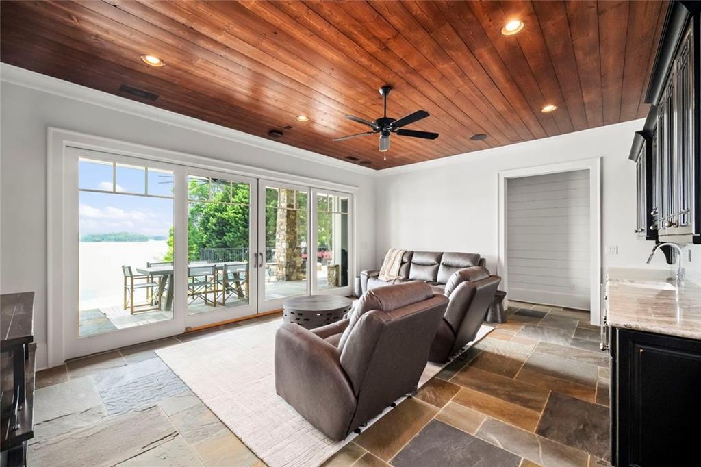 8819 Ford Lane